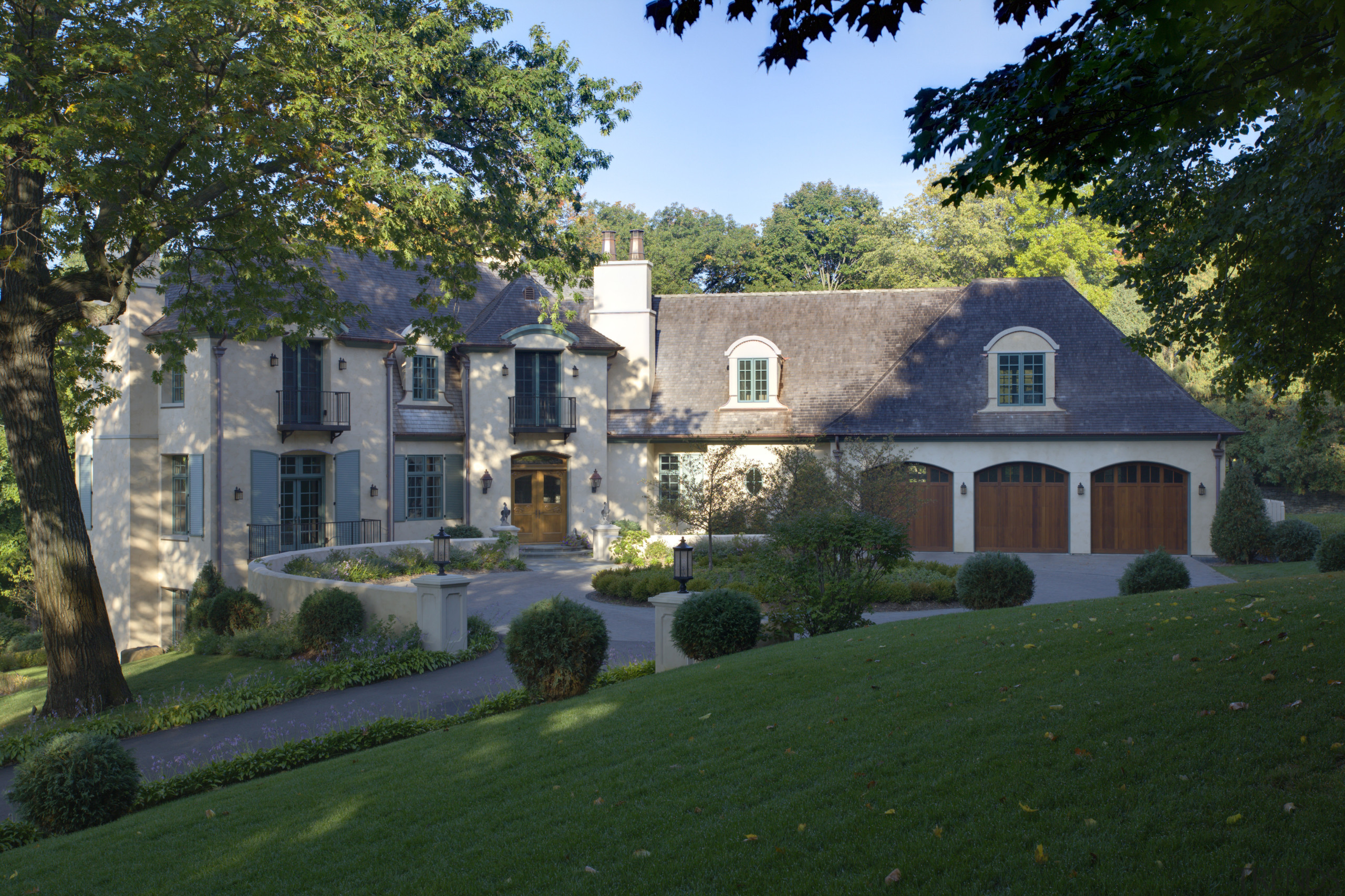 White walls and crown mouldings. Neutral furniture colours. cottage, estate, facade, farmhouse, historic house, home, house, landscape, landscaping, manor house, mansion, national trust for places of historic interest or natural beauty, property, real estate, residential area, villa, yard, green