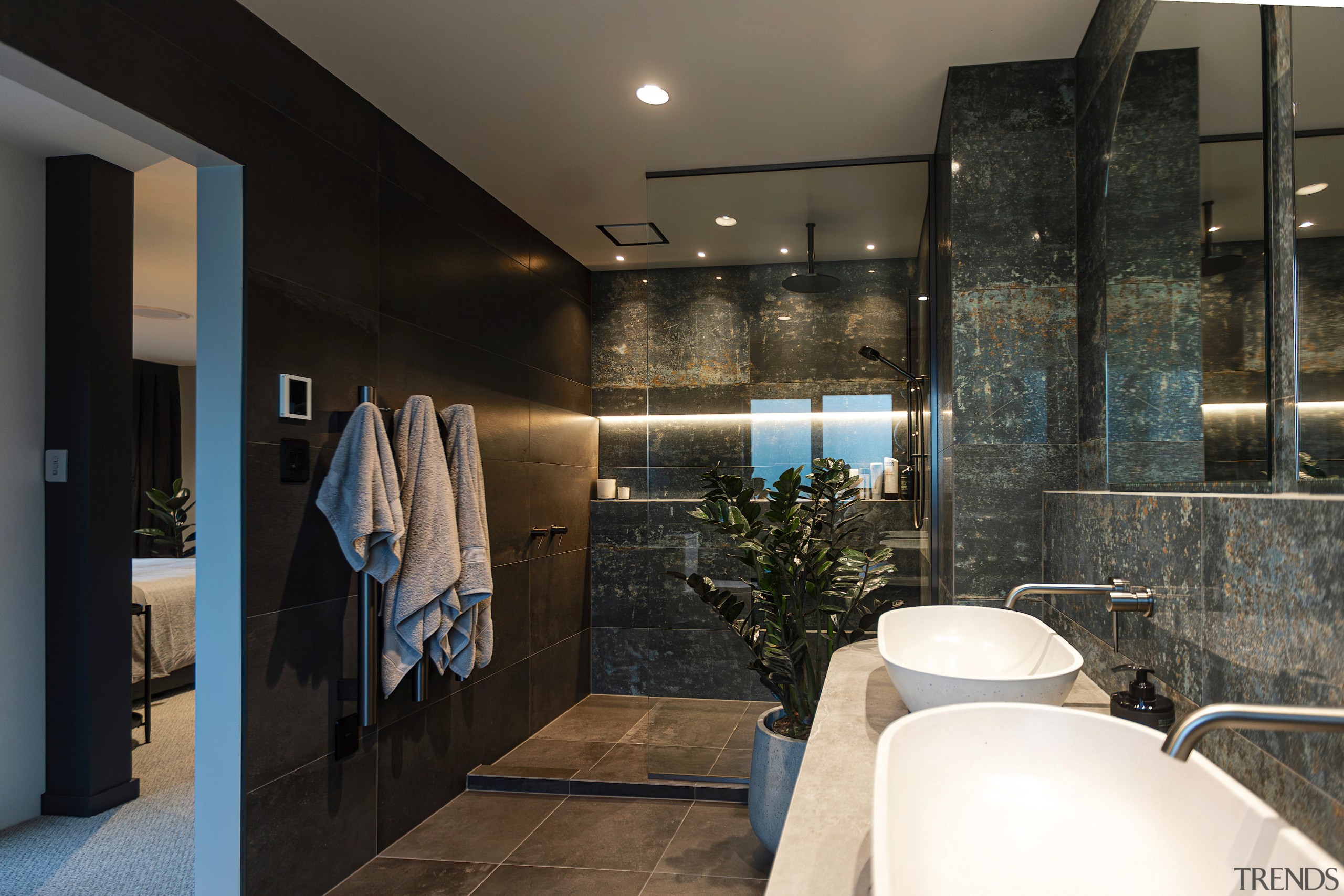 Bedroom-bathroom connection. - Edgy and immersive - 