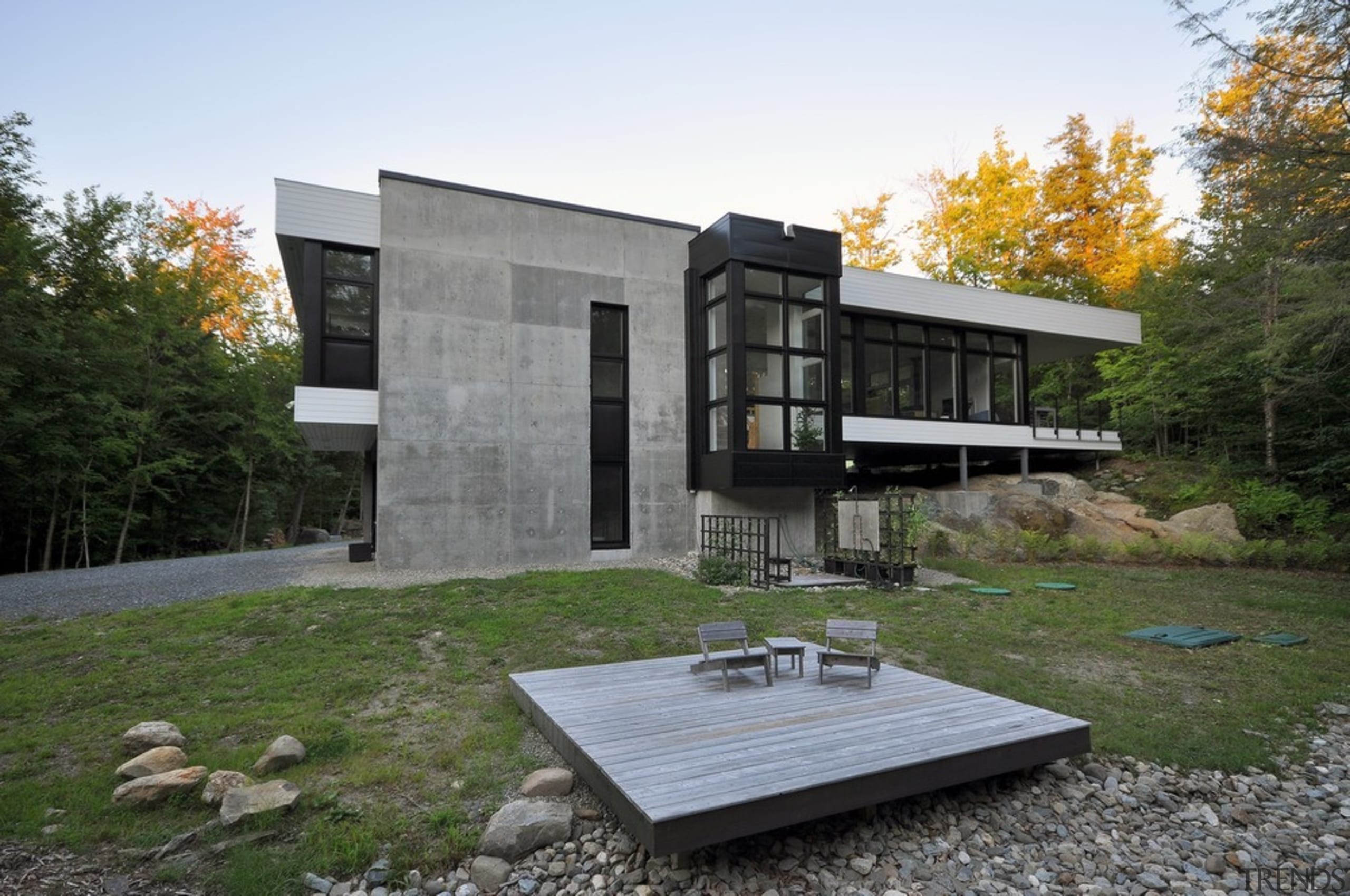 Two massive concrete planes bring stability to the architecture, cottage, facade, home, house, real estate, white, brown