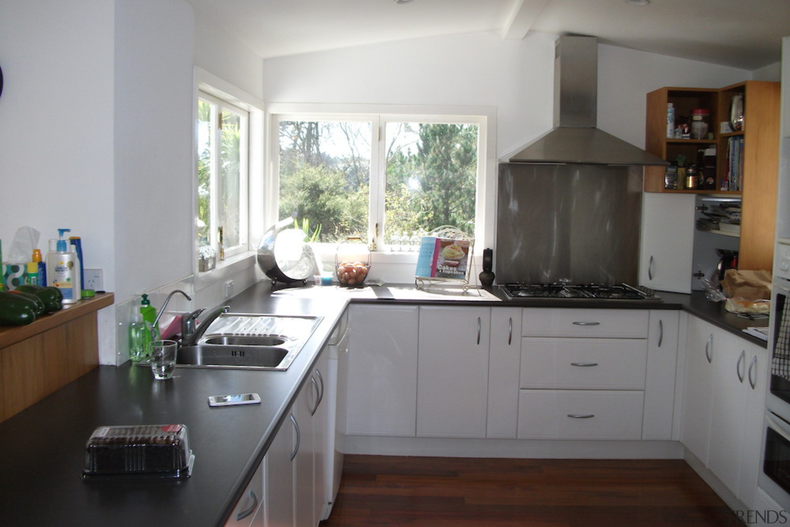 The home's existing kitchen. - Touching the scenery 