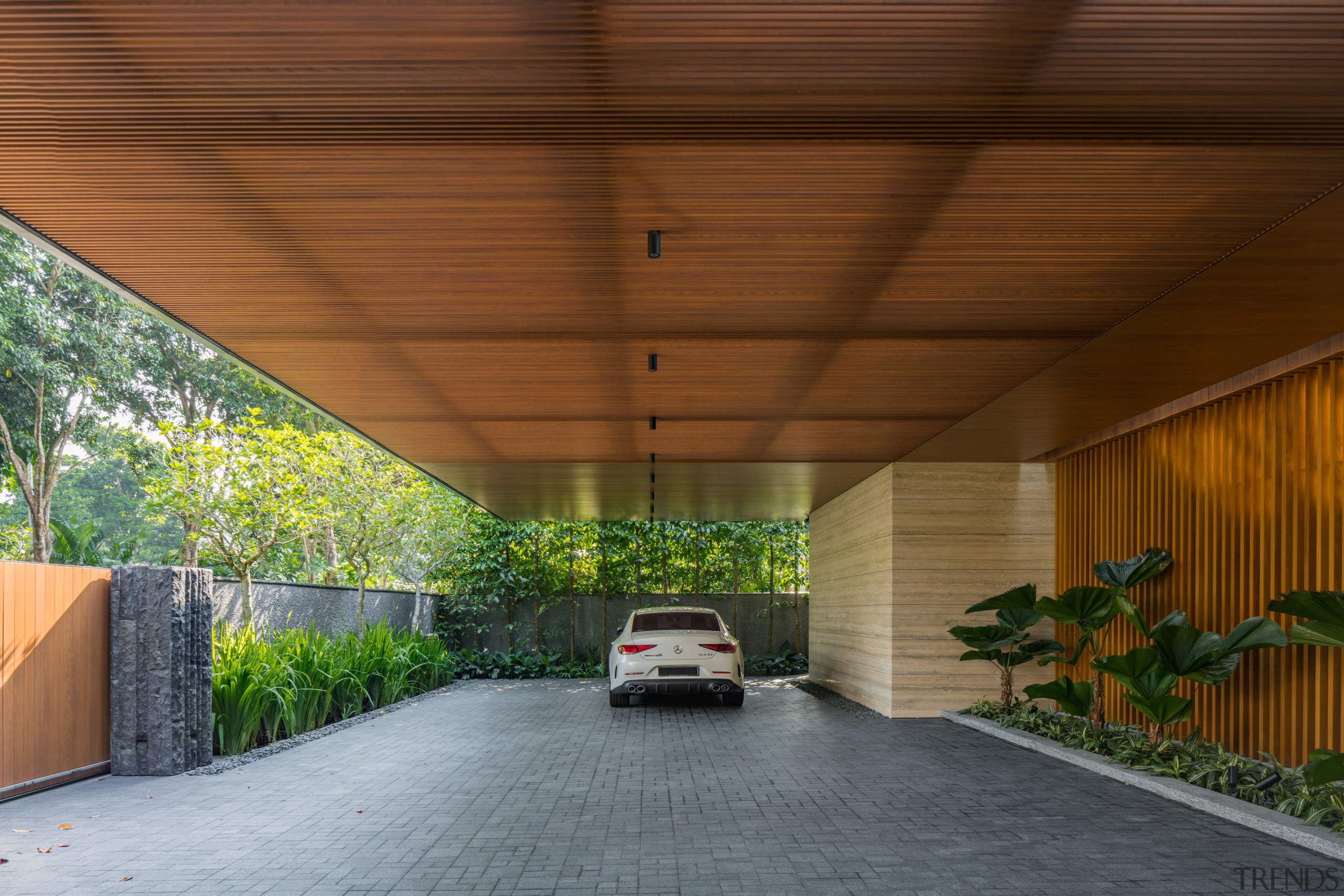 The expansive porte-cochère. - Where time stands still 