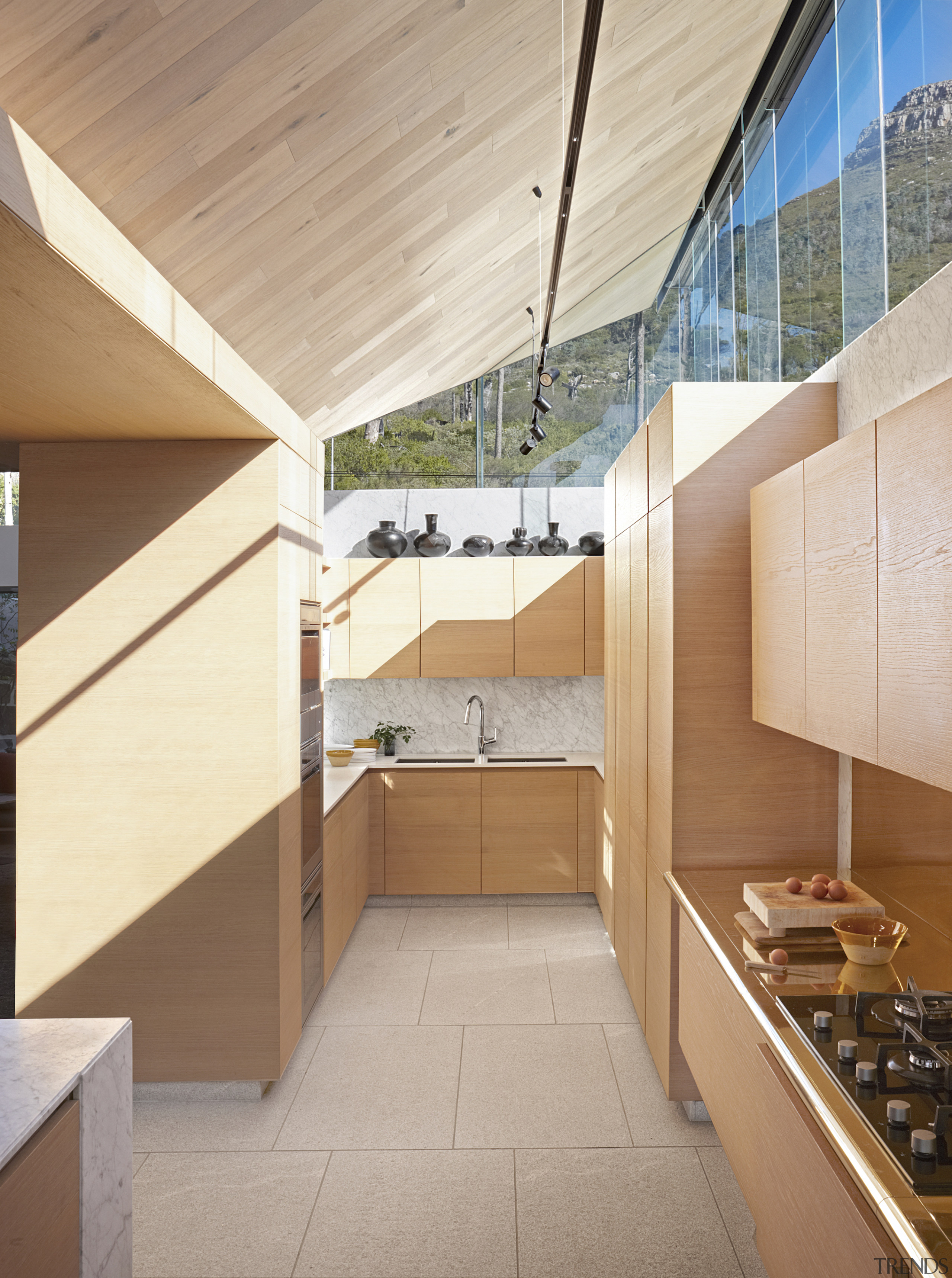 Achieving natural task lighting on kitchen work surfaces 