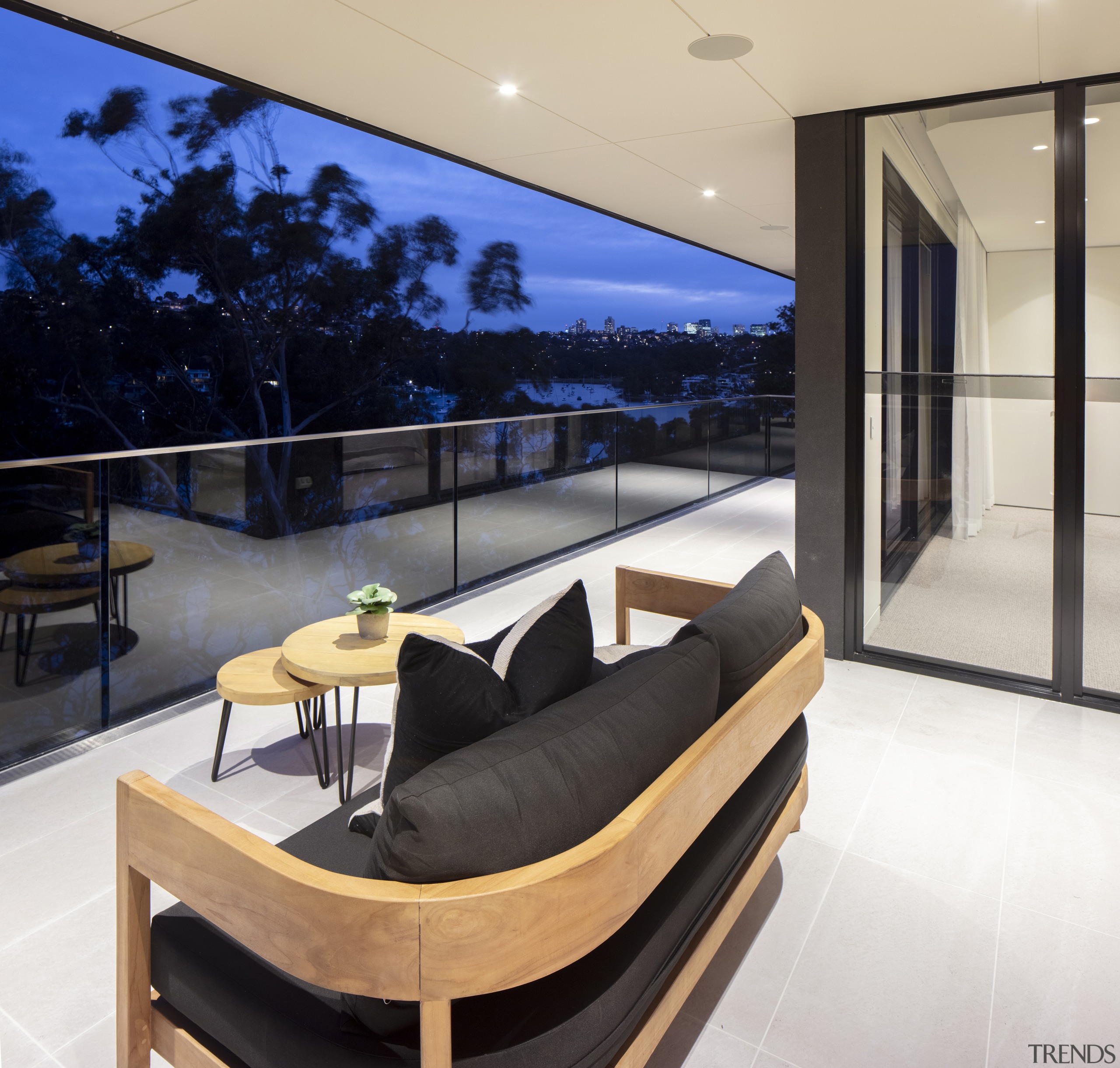 The outdoor living spaces enjoy dramatic clifftop views. 