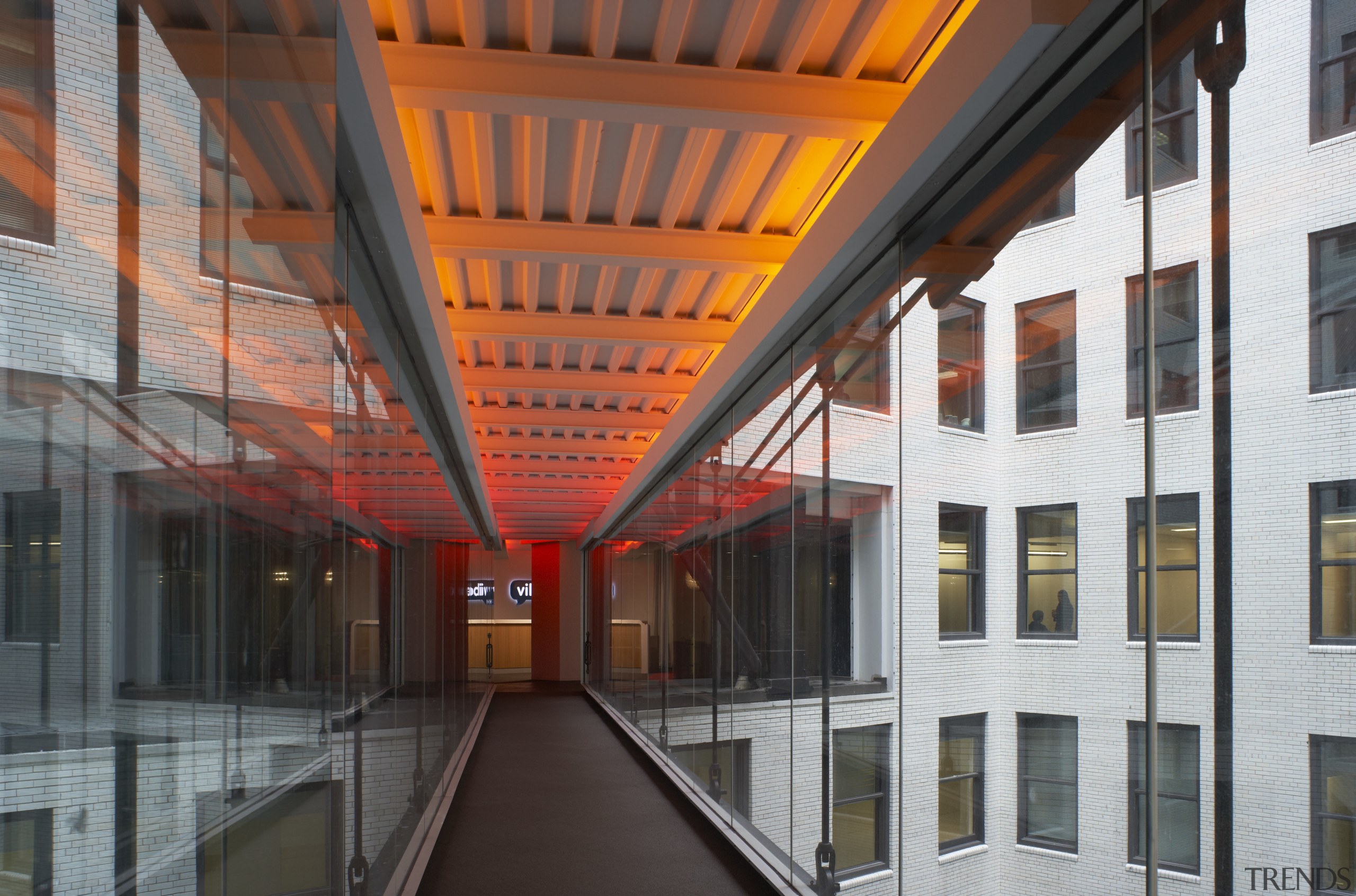 A bridge connects two sides of the offices architecture, building, daylighting, facade, black