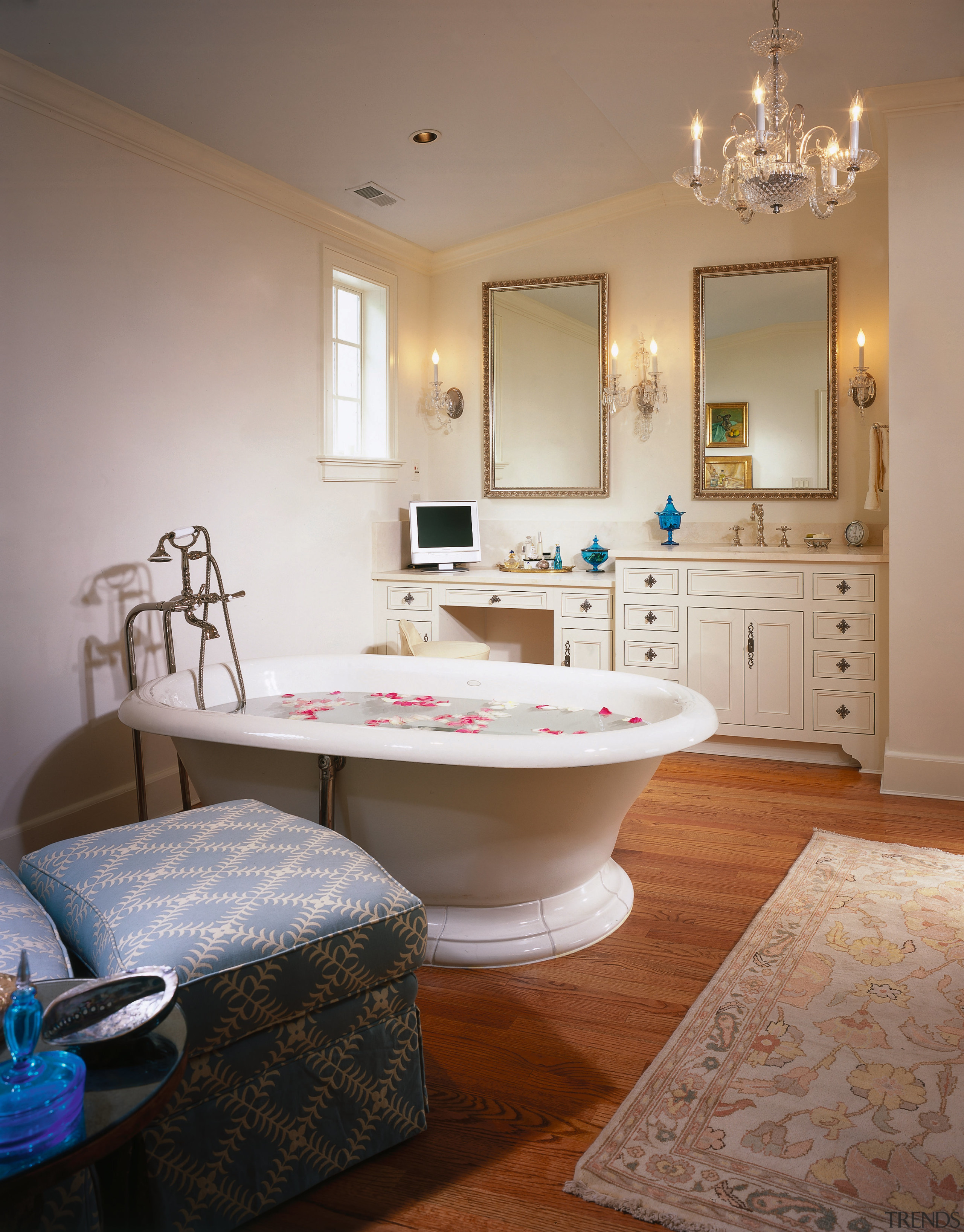 View of the bathroom, wooden flooring, rug, ofas bathroom, floor, flooring, home, interior design, living room, real estate, room, sink, wall, brown, gray