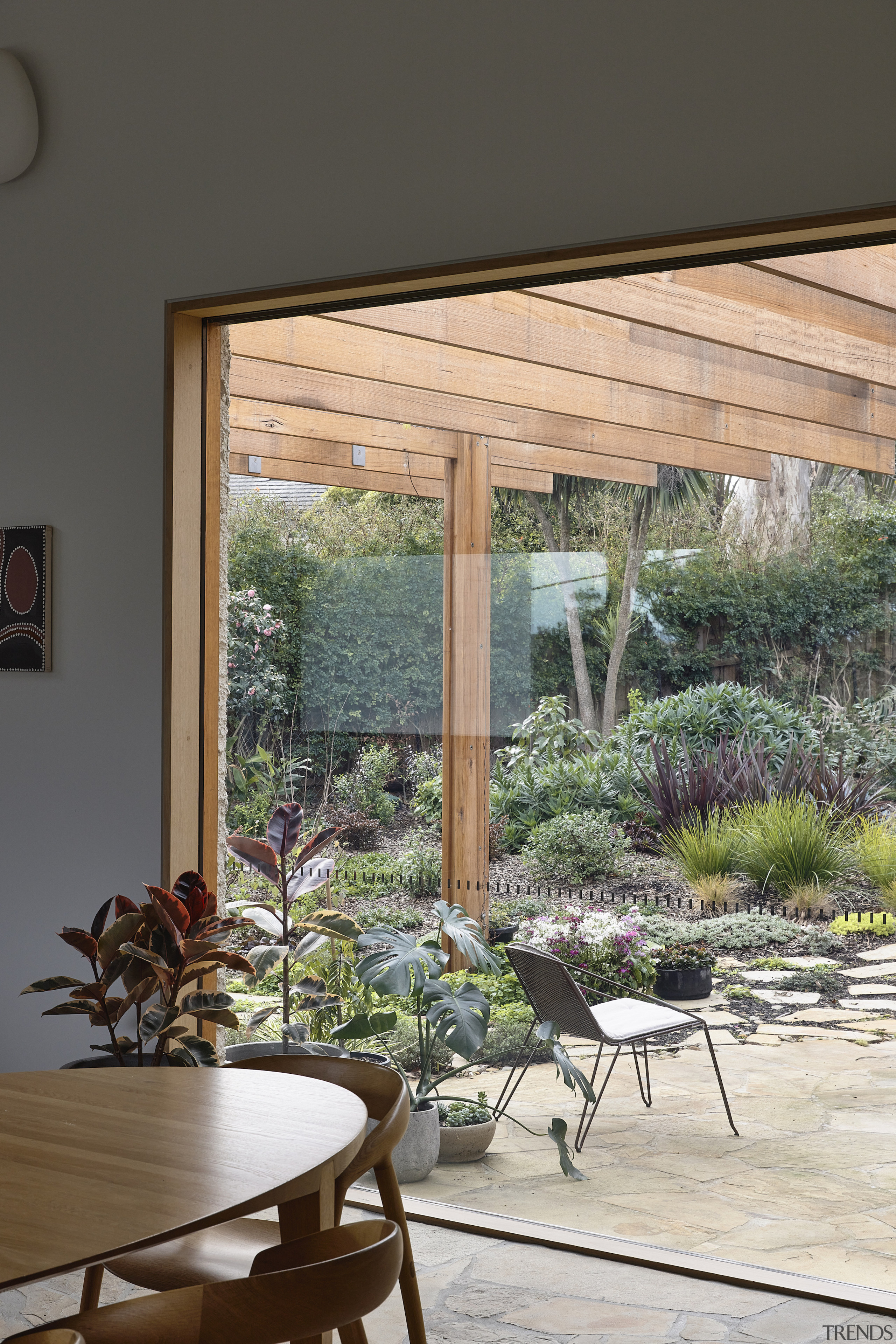 Dining area and courtyard view. - Natural connections 