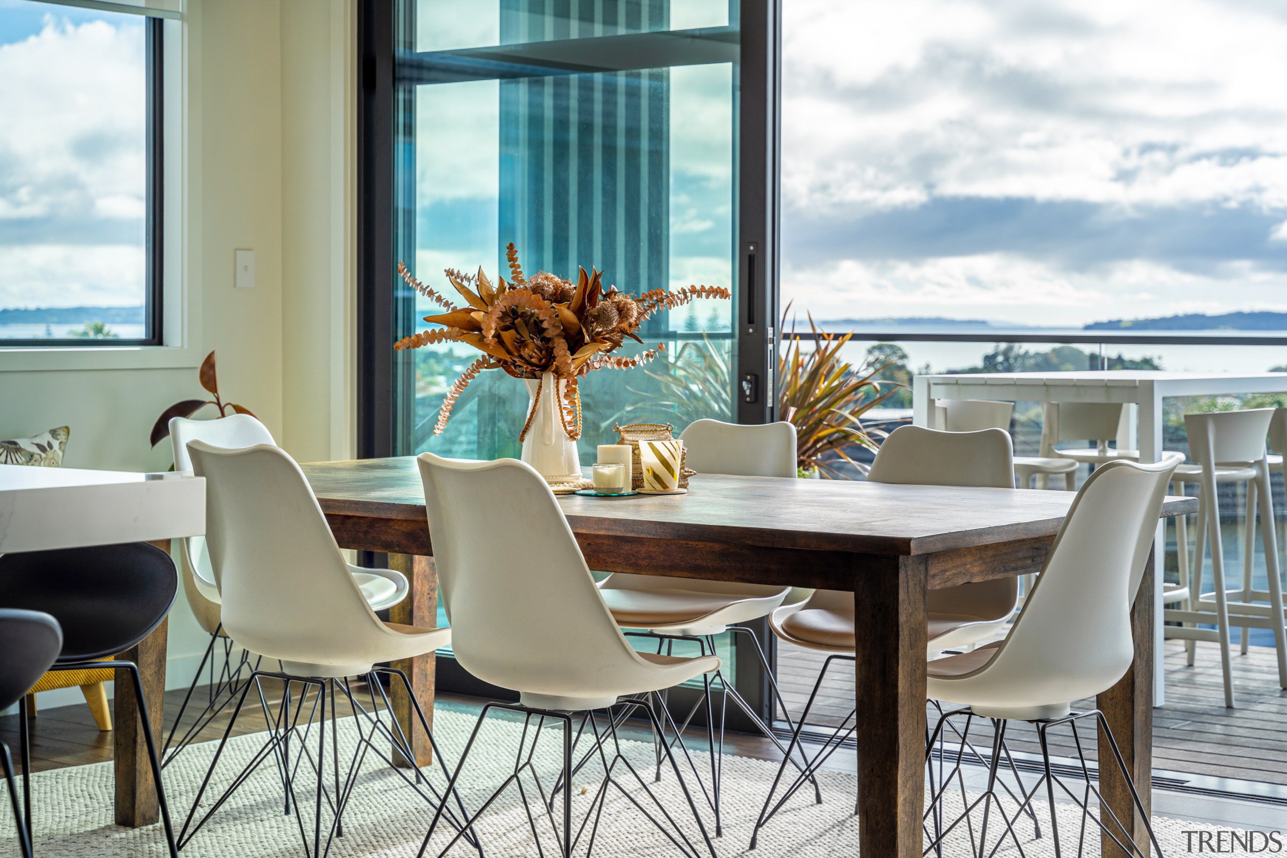 Indoor dining and al fresco dining cater to 