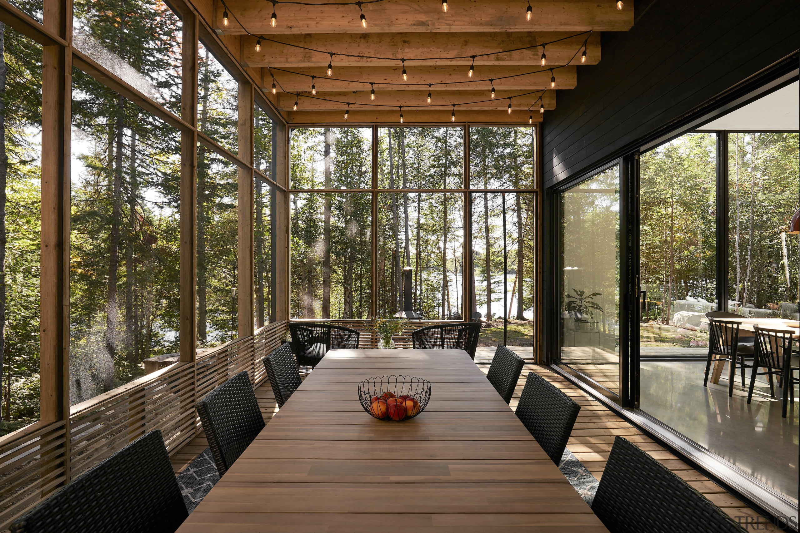 Wood elements in this indoor-outdoor dining space help 