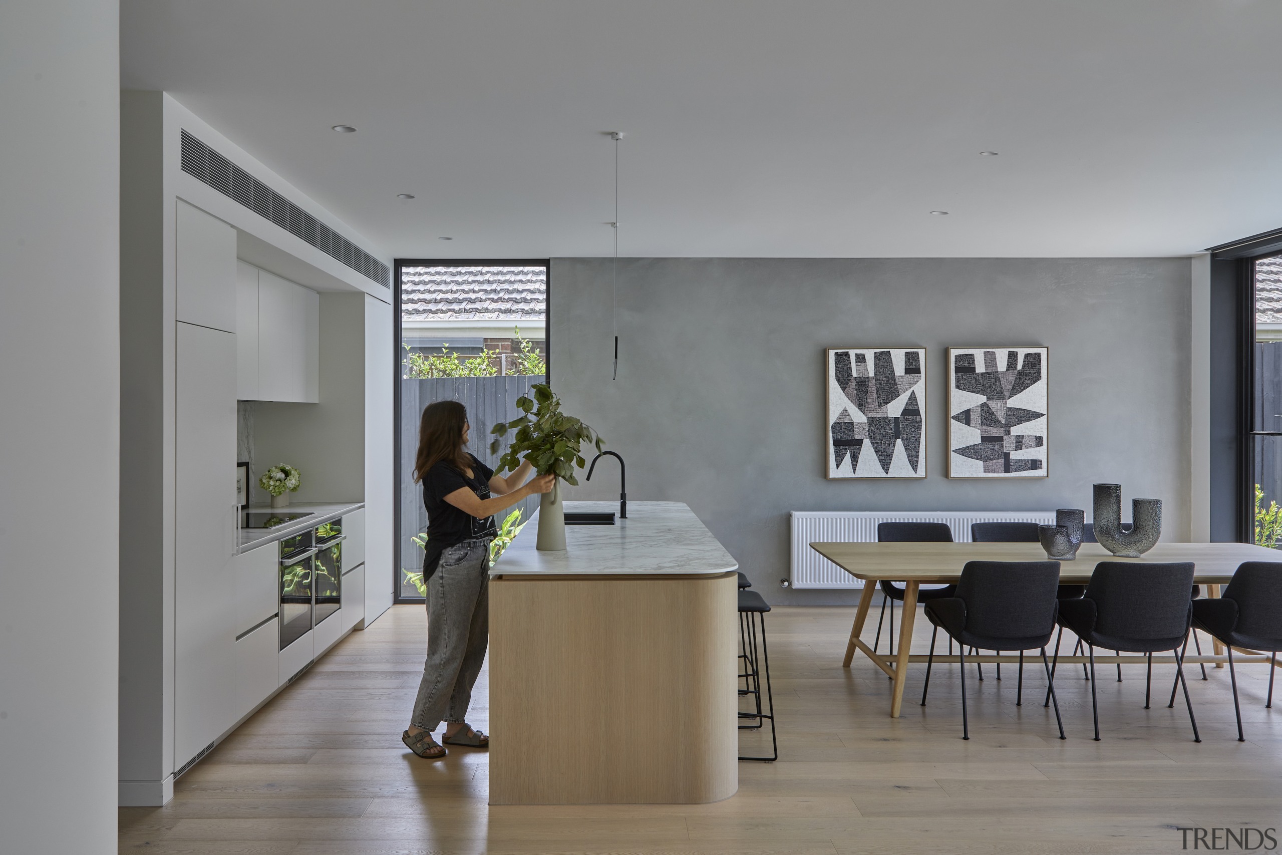 Floor-to-ceiling glazing to the side of the kitchen 