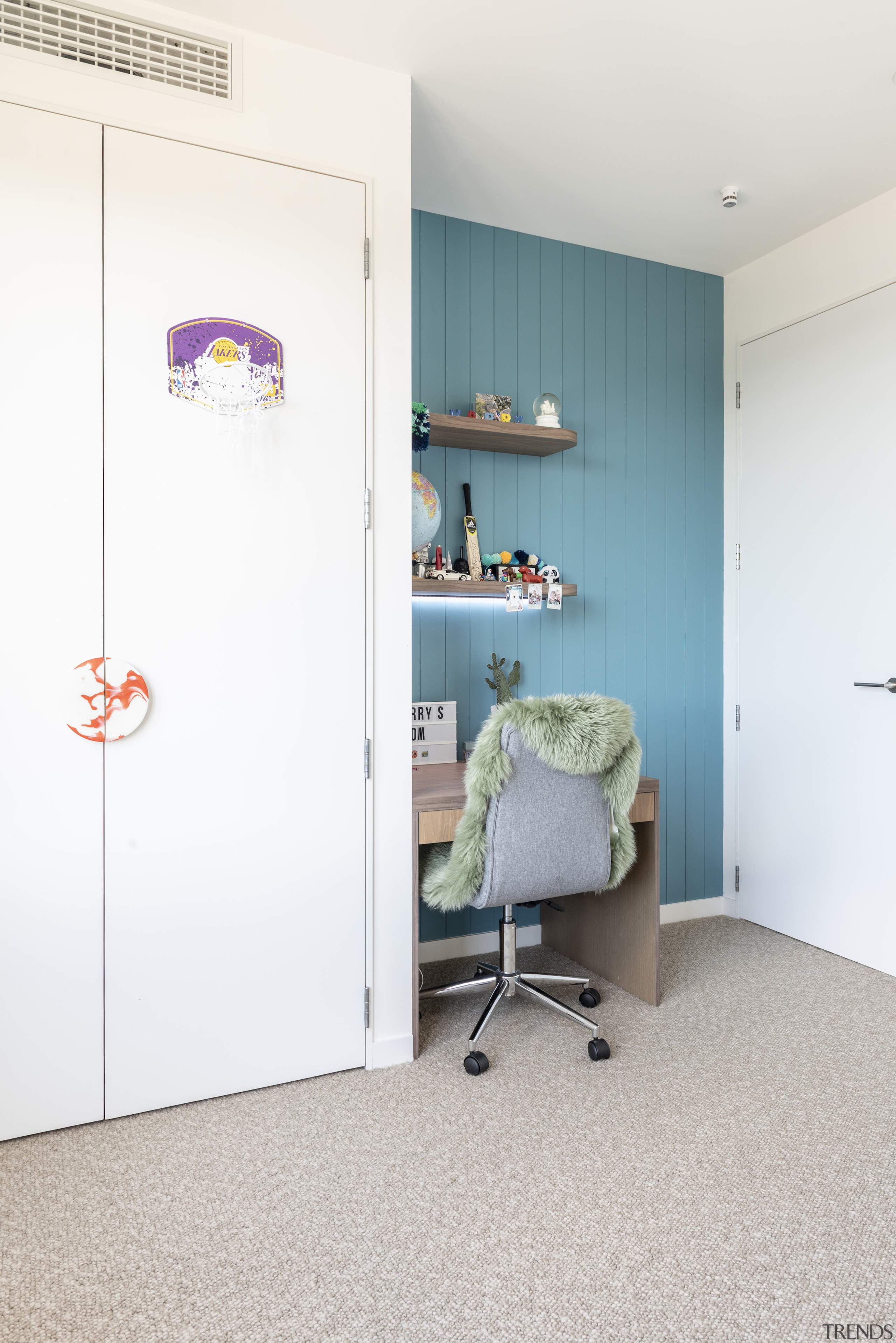 Colourful aesthetic – teal blue &amp; cream pink 