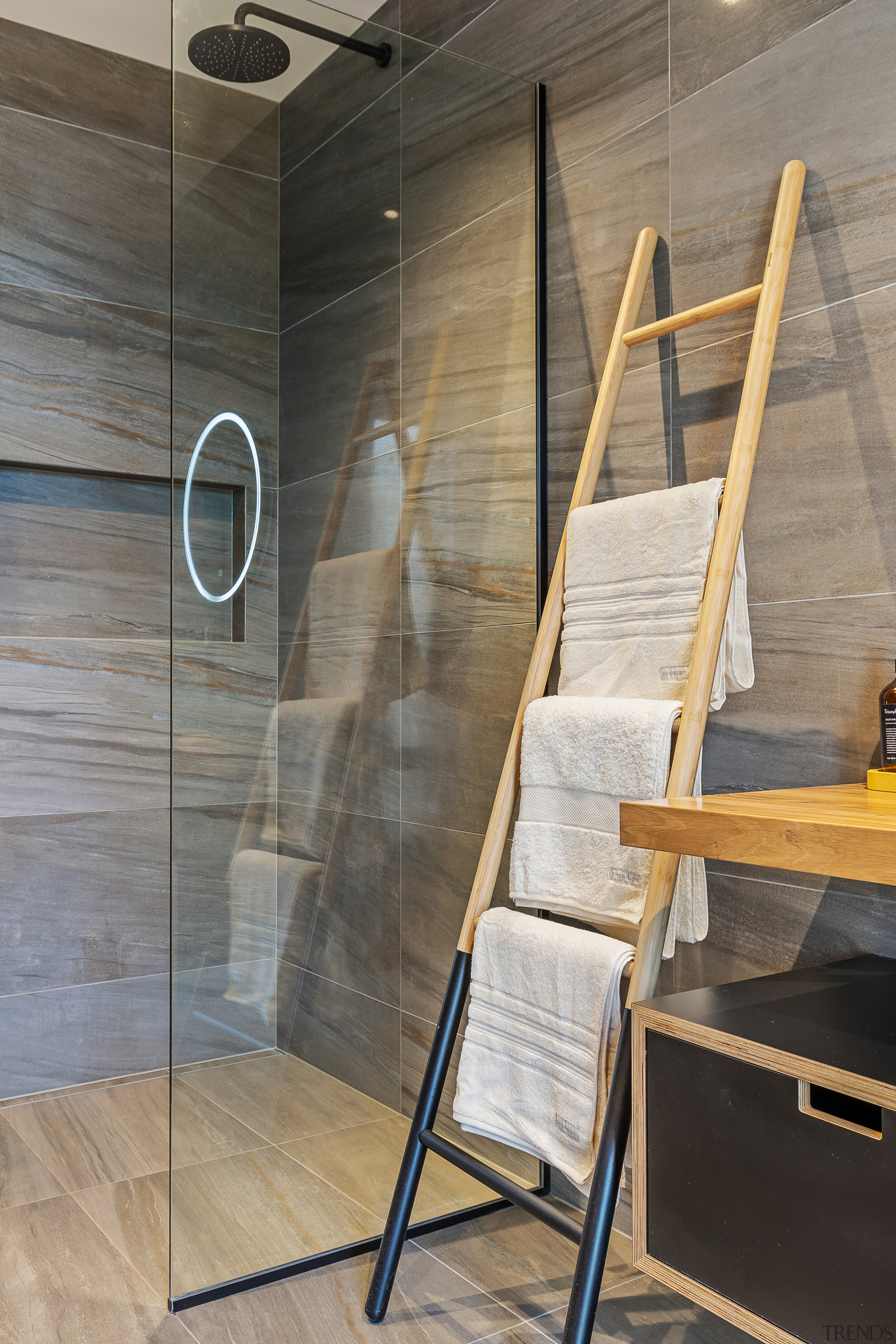 A two-tone towel ladder adds design interest. 