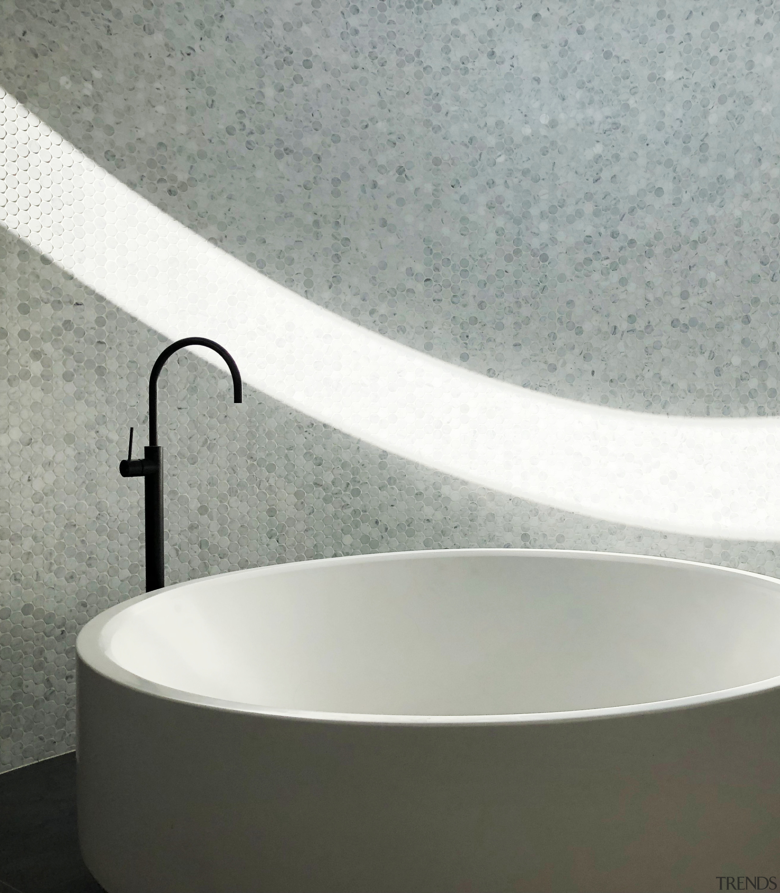 Curved tub, curved mosaic wall and curved light gray, white