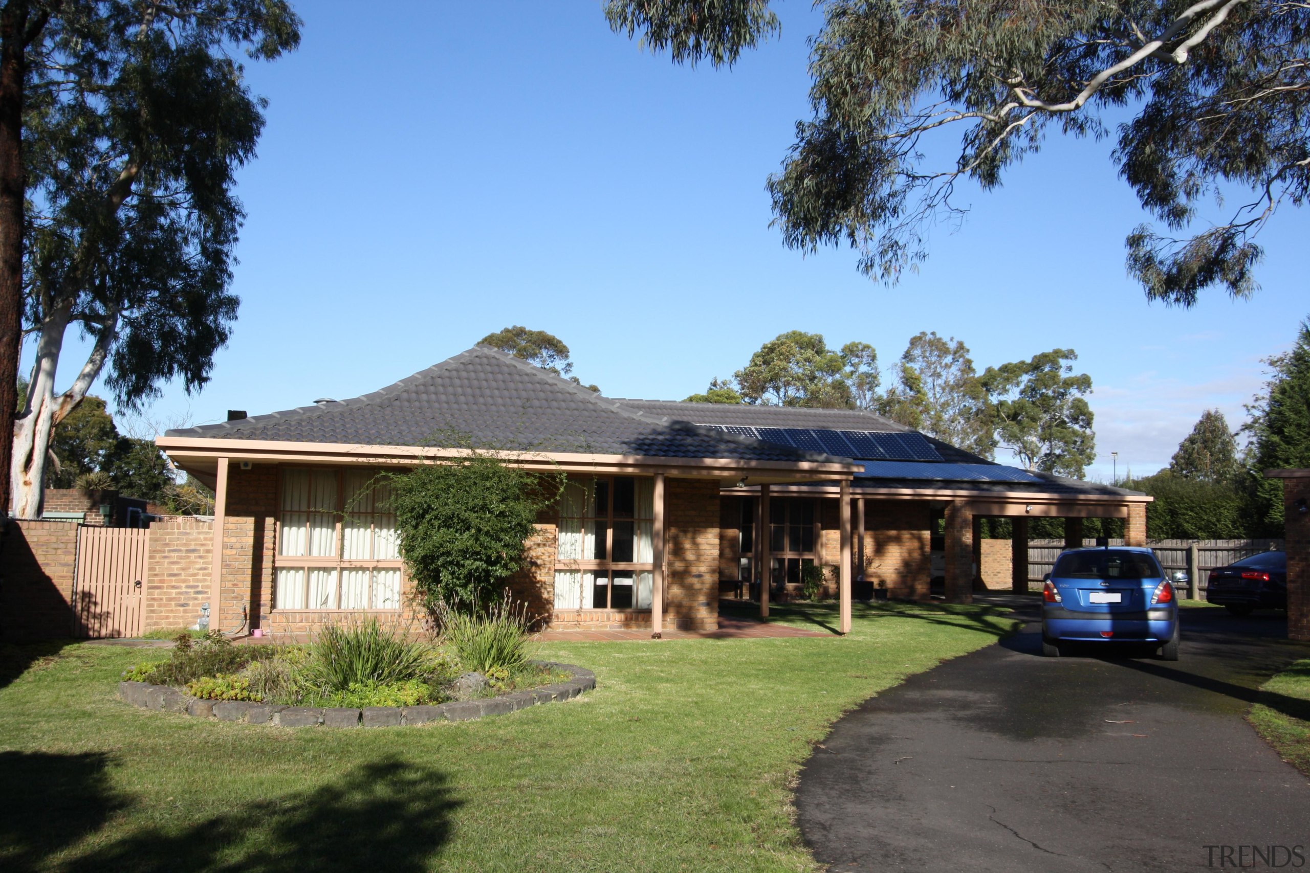 ​​​​​​​Pizza anyone? The existing roof line of this teal