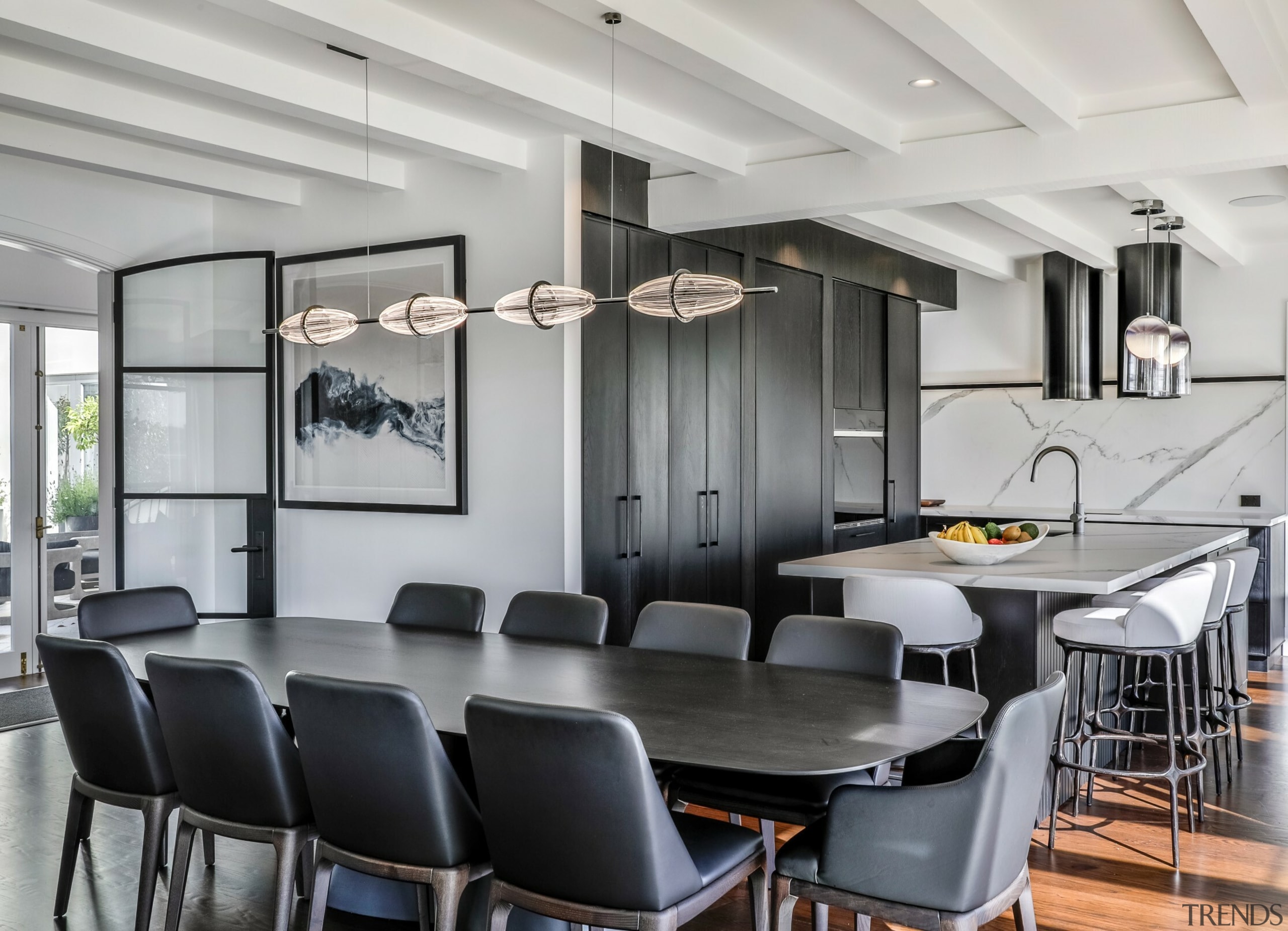 Black and white world – the dining and 