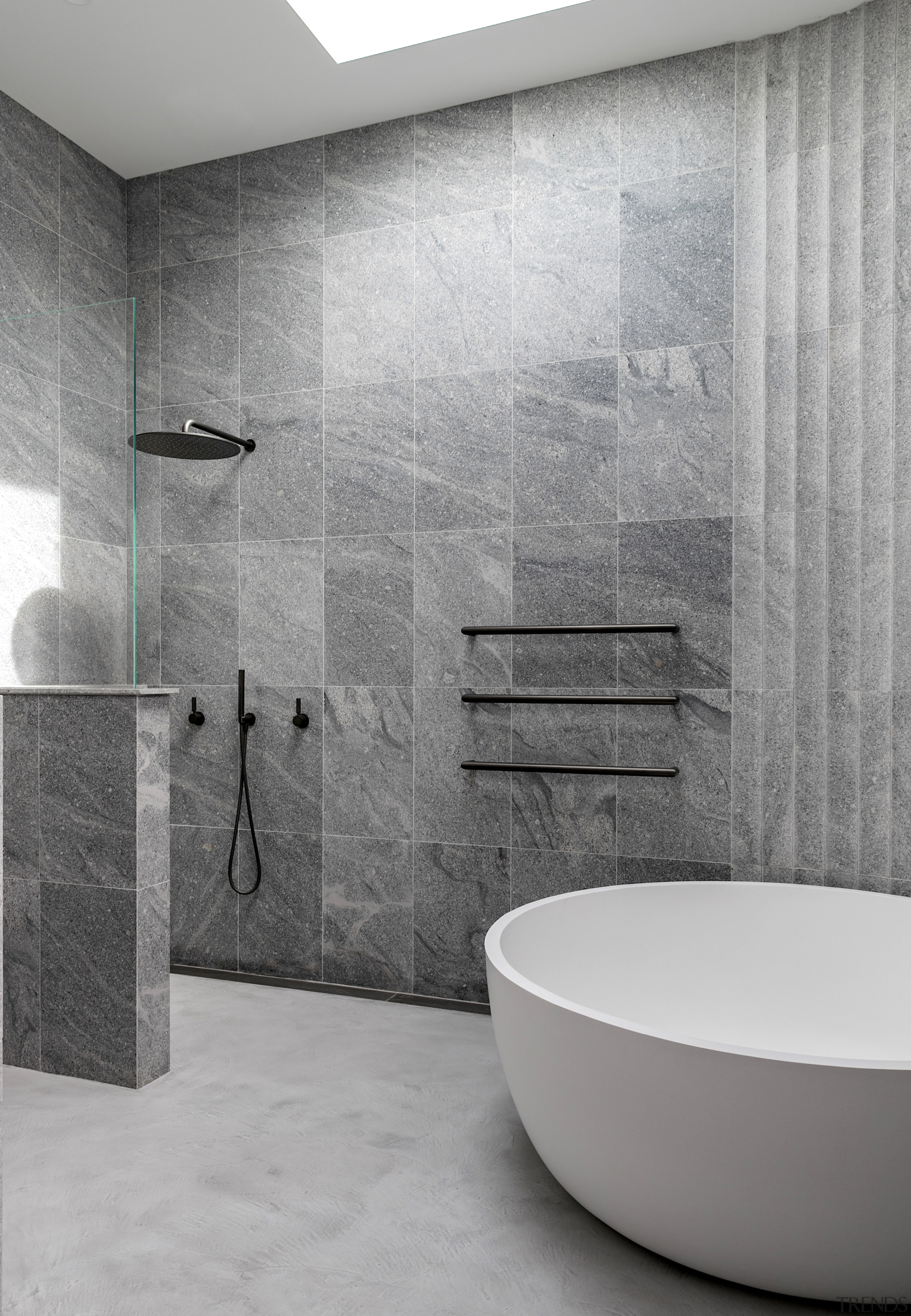 Tub/shower detail. - Falling water - 