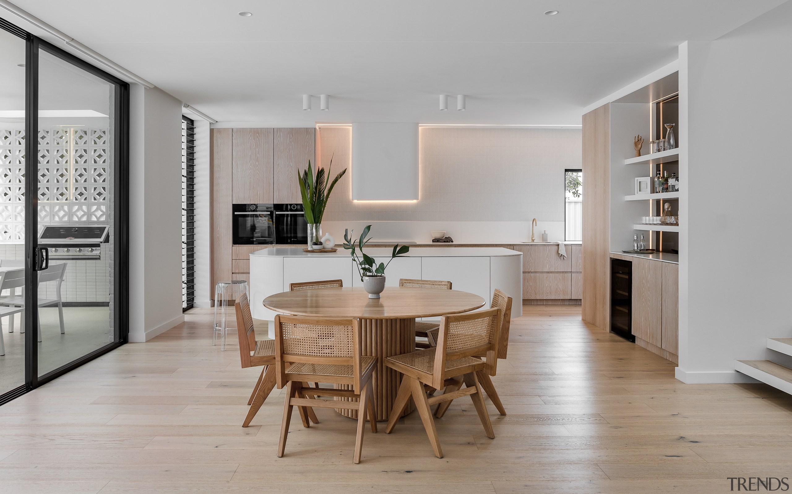 Kitchen and dining area. - From the desert 