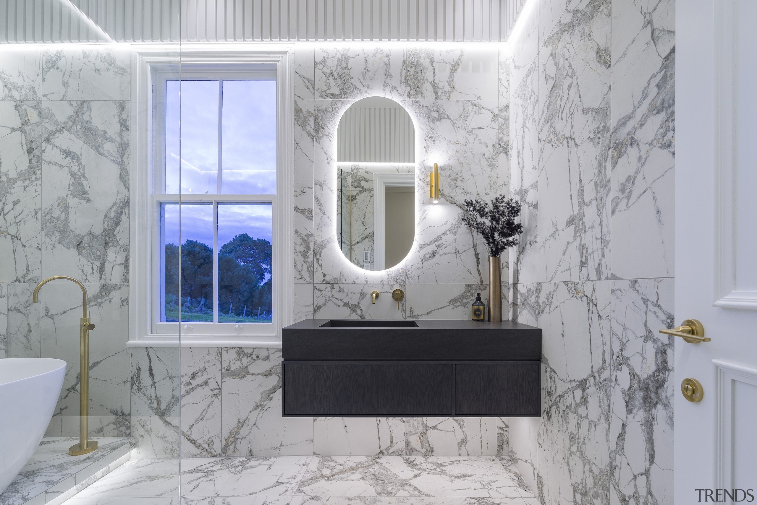 Marble-look tiles connect to the ocean - their veining pattern creates a sense of movement, energy and waves. The 