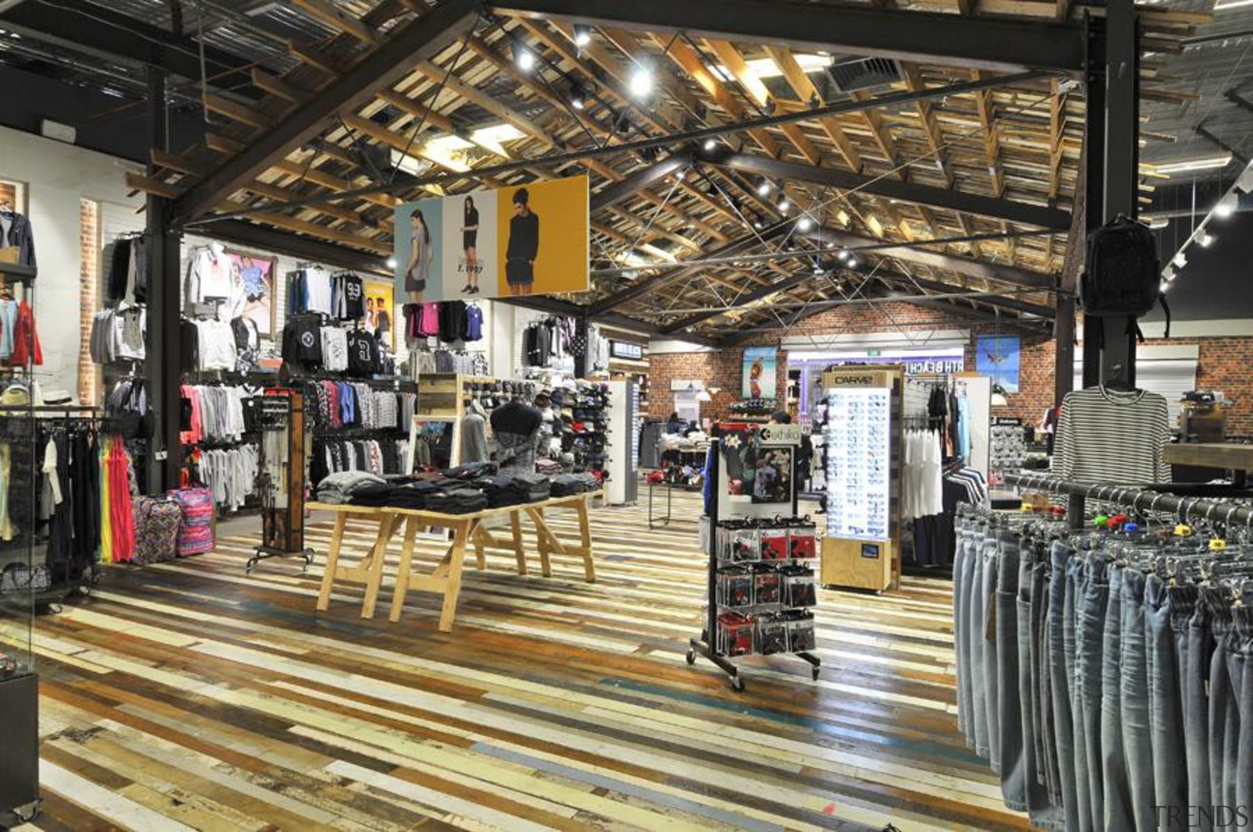 dsc4636edit - Dsc 4636 Edit - retail | retail, black