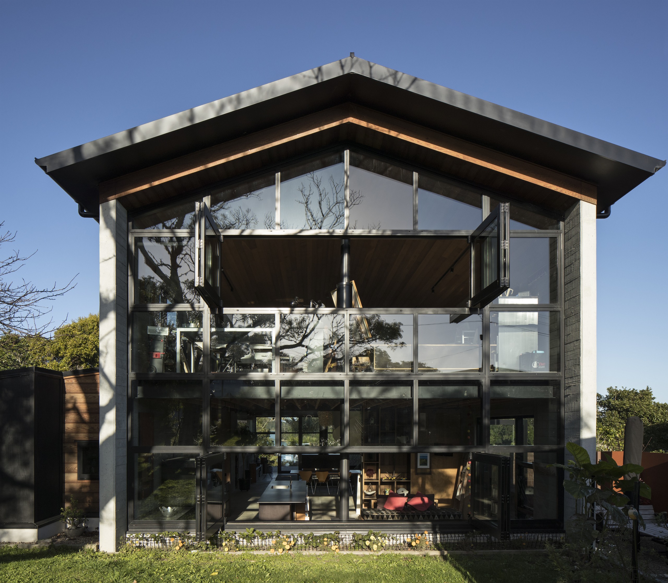 Both ends of this home by architect Vaughn facade, house, roof, house, black, Vaughn McQuarrie Architects, shadowclad