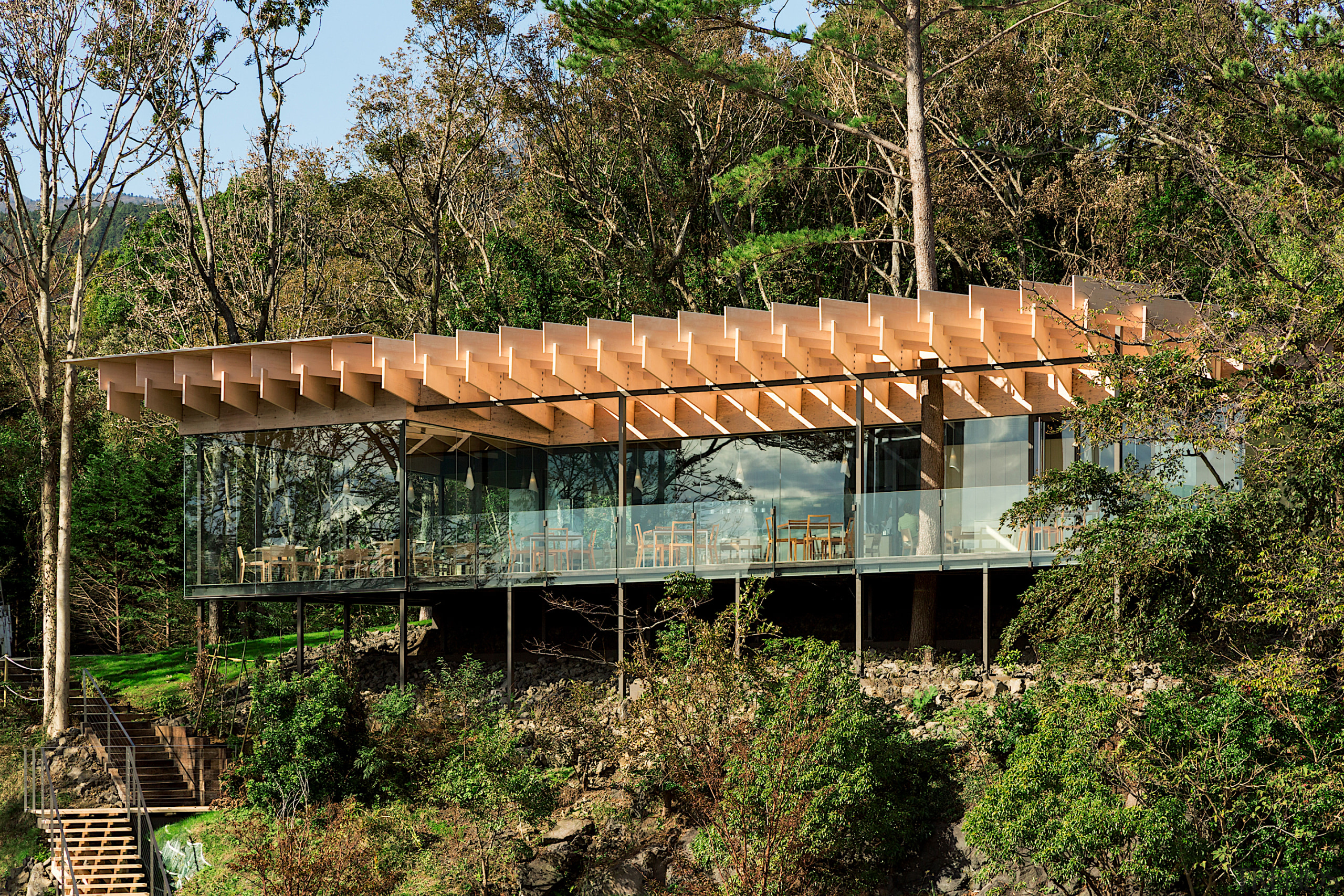 The kakezukuri construction method uses supports to float black, brown