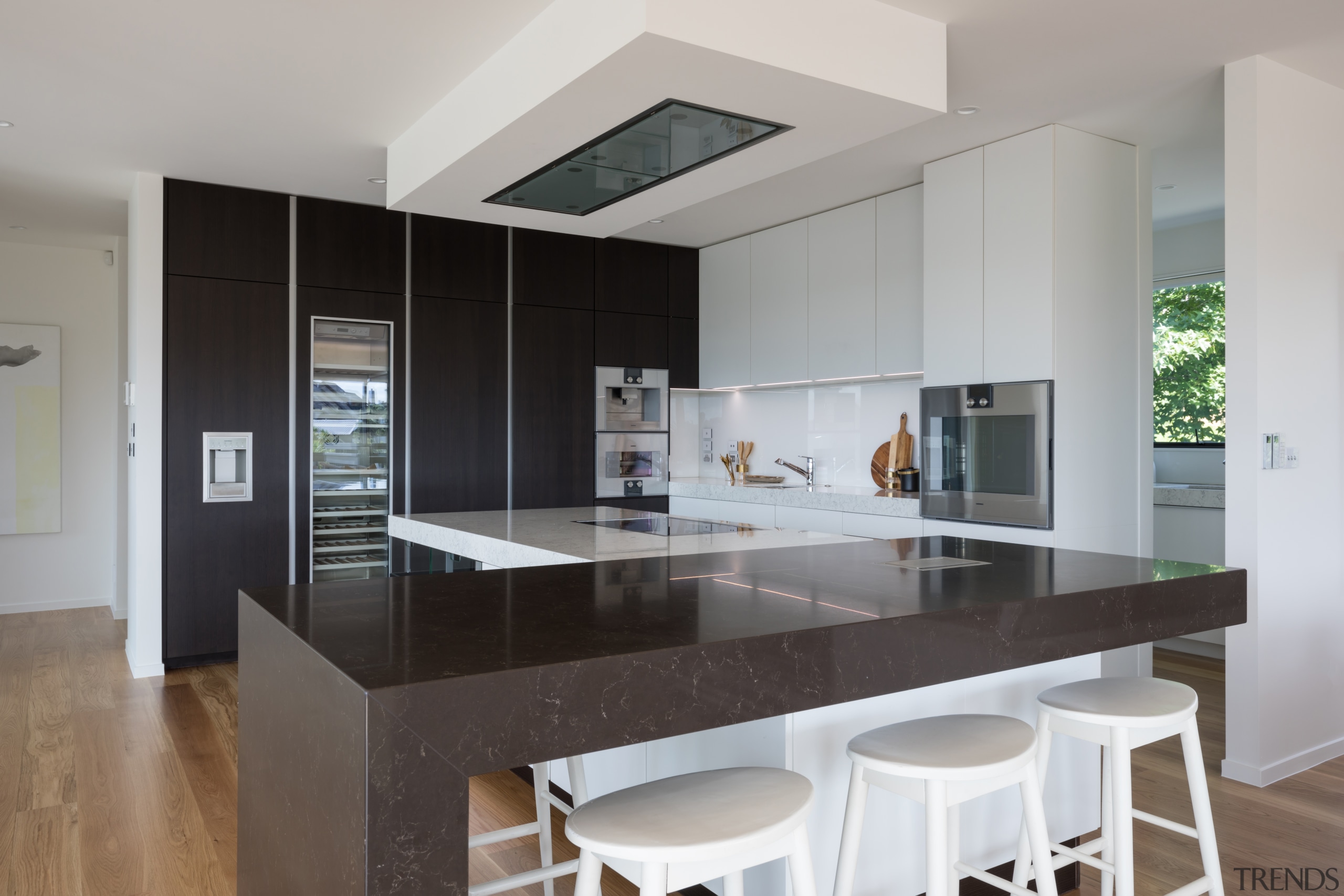 In this kitchen by Azente, the flush ventilation architecture, cabinetry, black, countertop, cupboards, floor, flooring, hardwood, kitchen, wood flooring, Akzente, Poggenpohl