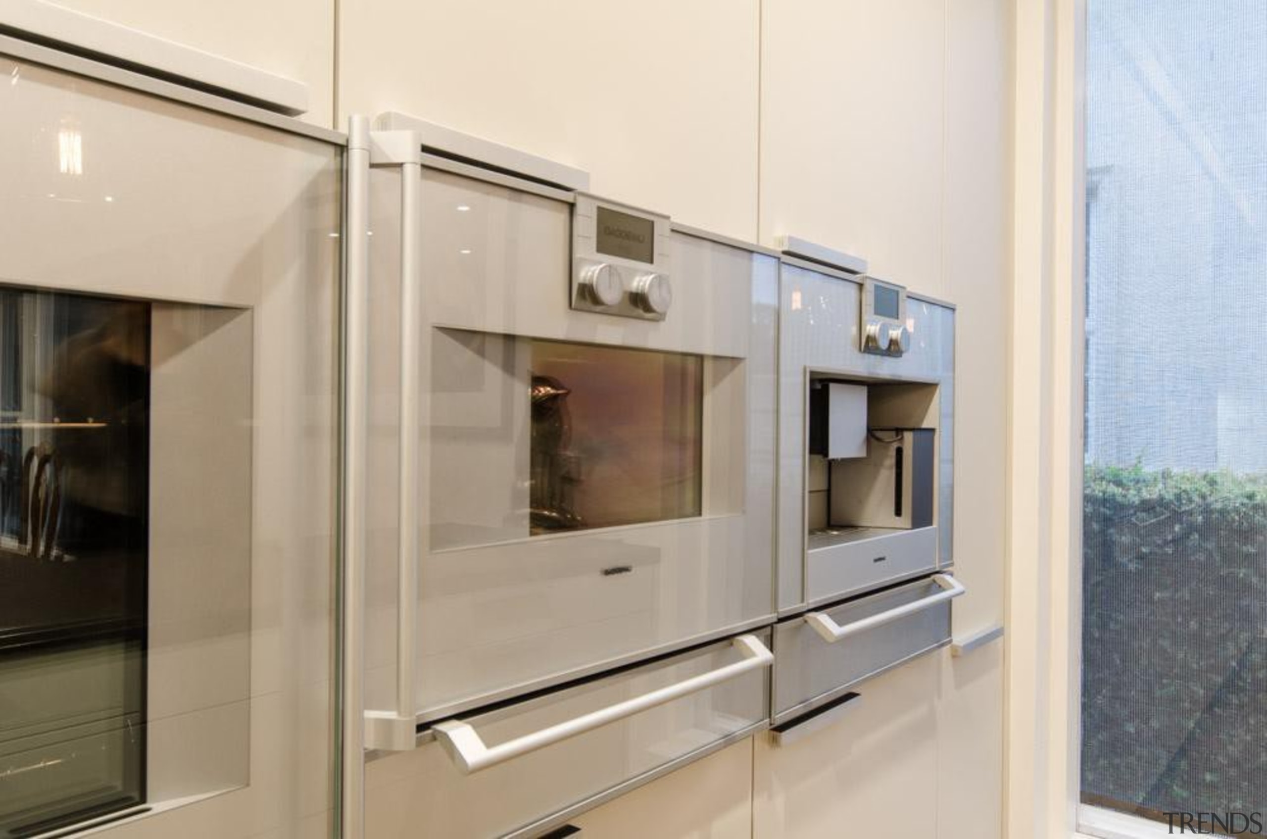 Pepper Design - Poggenpohl kitchen with Matt Lacquer home appliance, gray