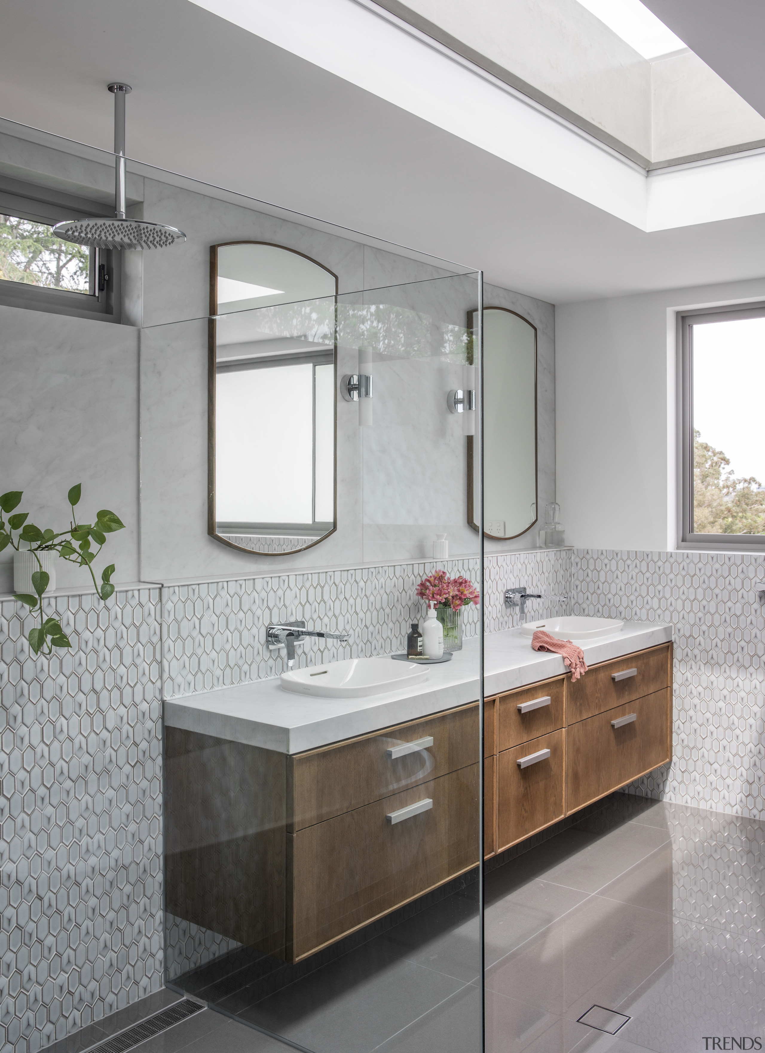 Large-format marble-look tiles are matched with a feature 