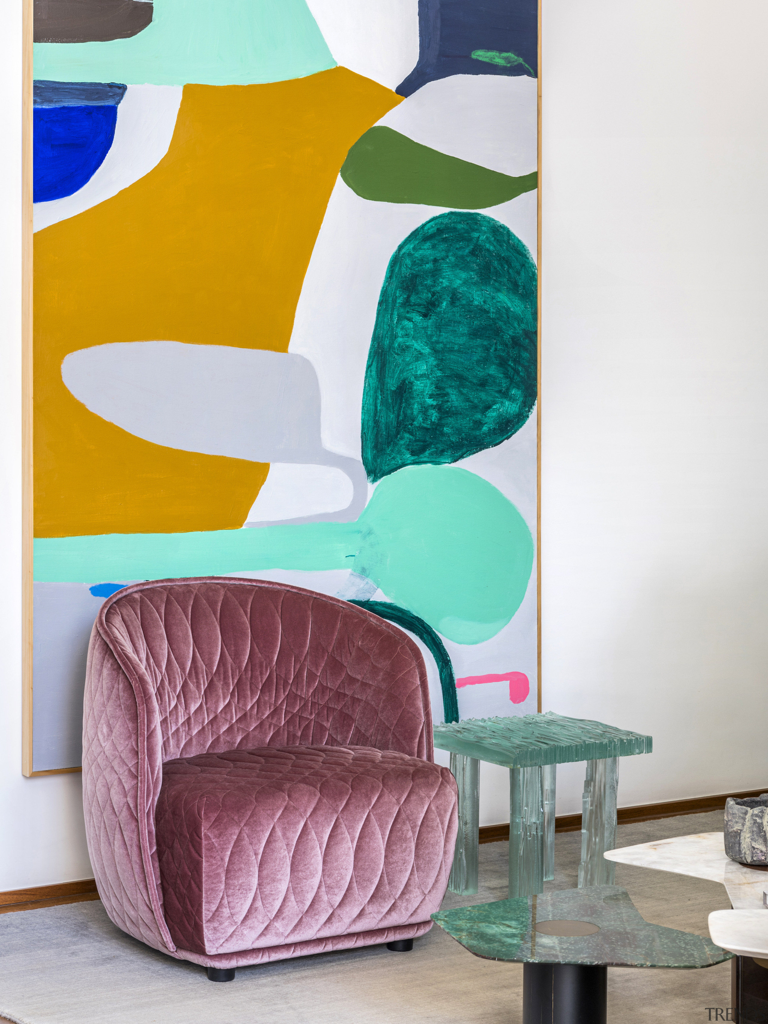 This Redondo armchair in pink velvet is designed 