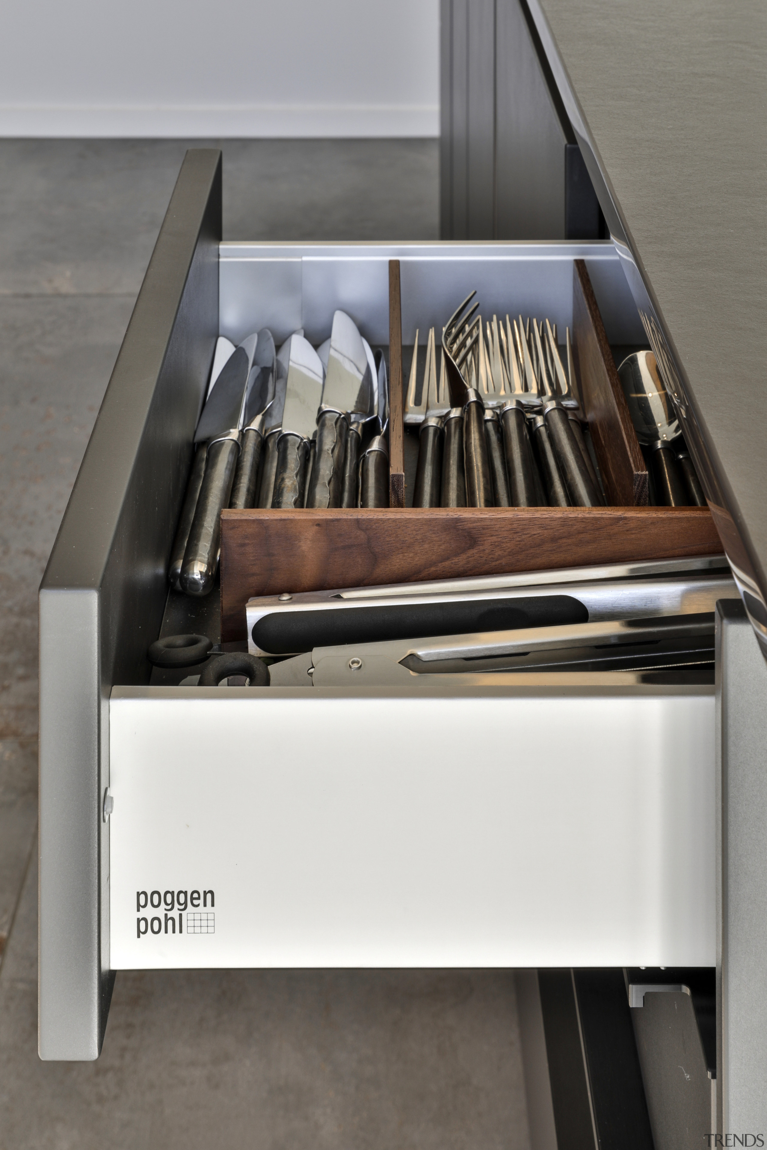 Internal drawer dividers make life easier. - In 