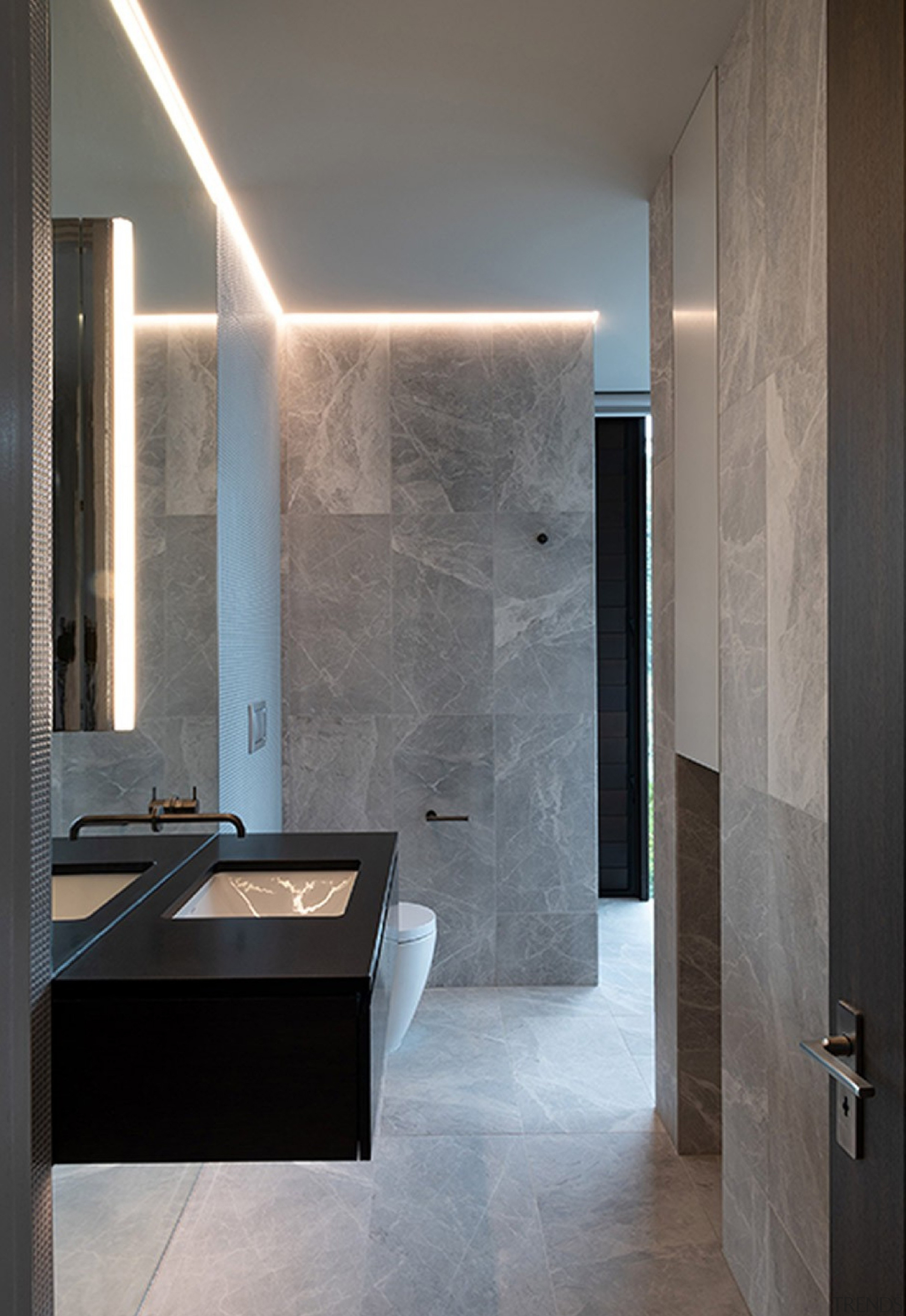 Veined tiles with the look of exotic stone 