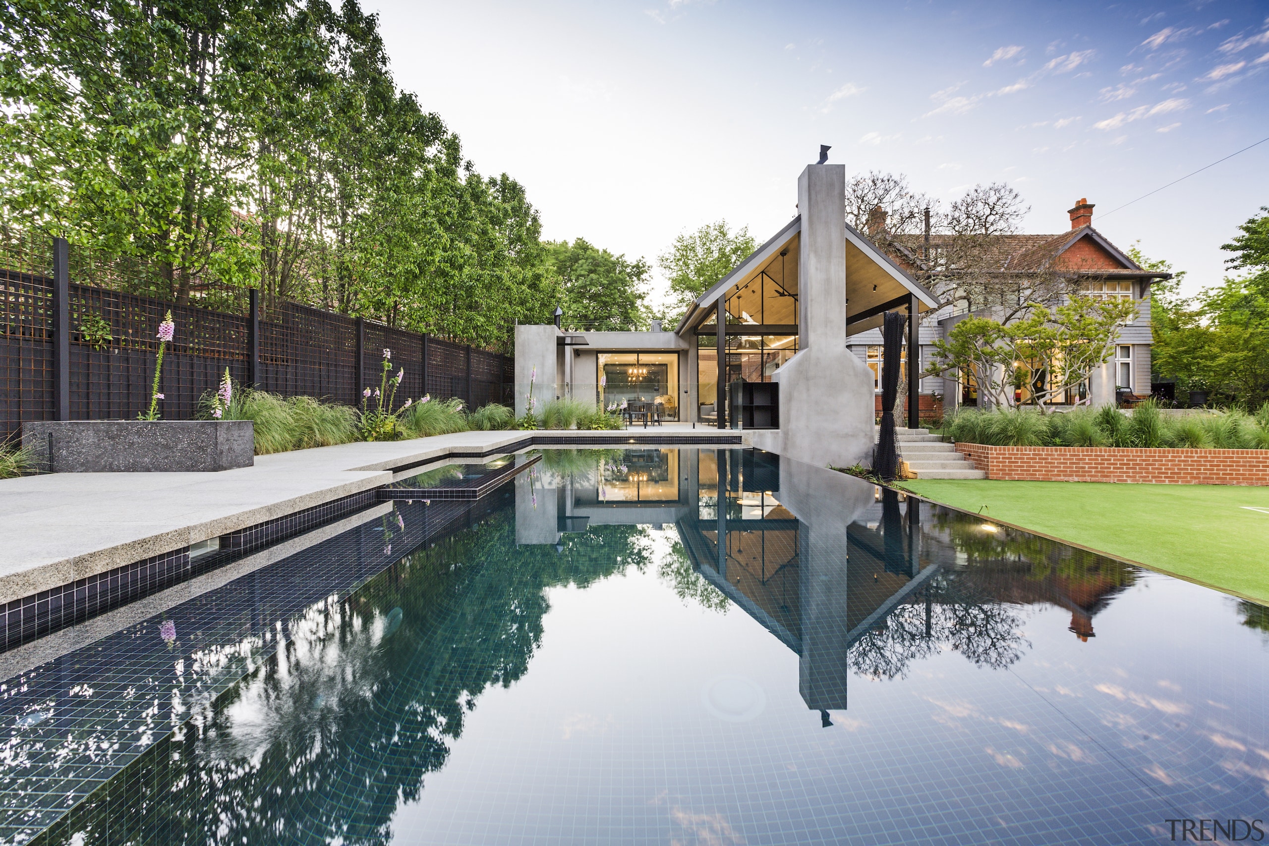 The choice of dark tiles gives the pool 