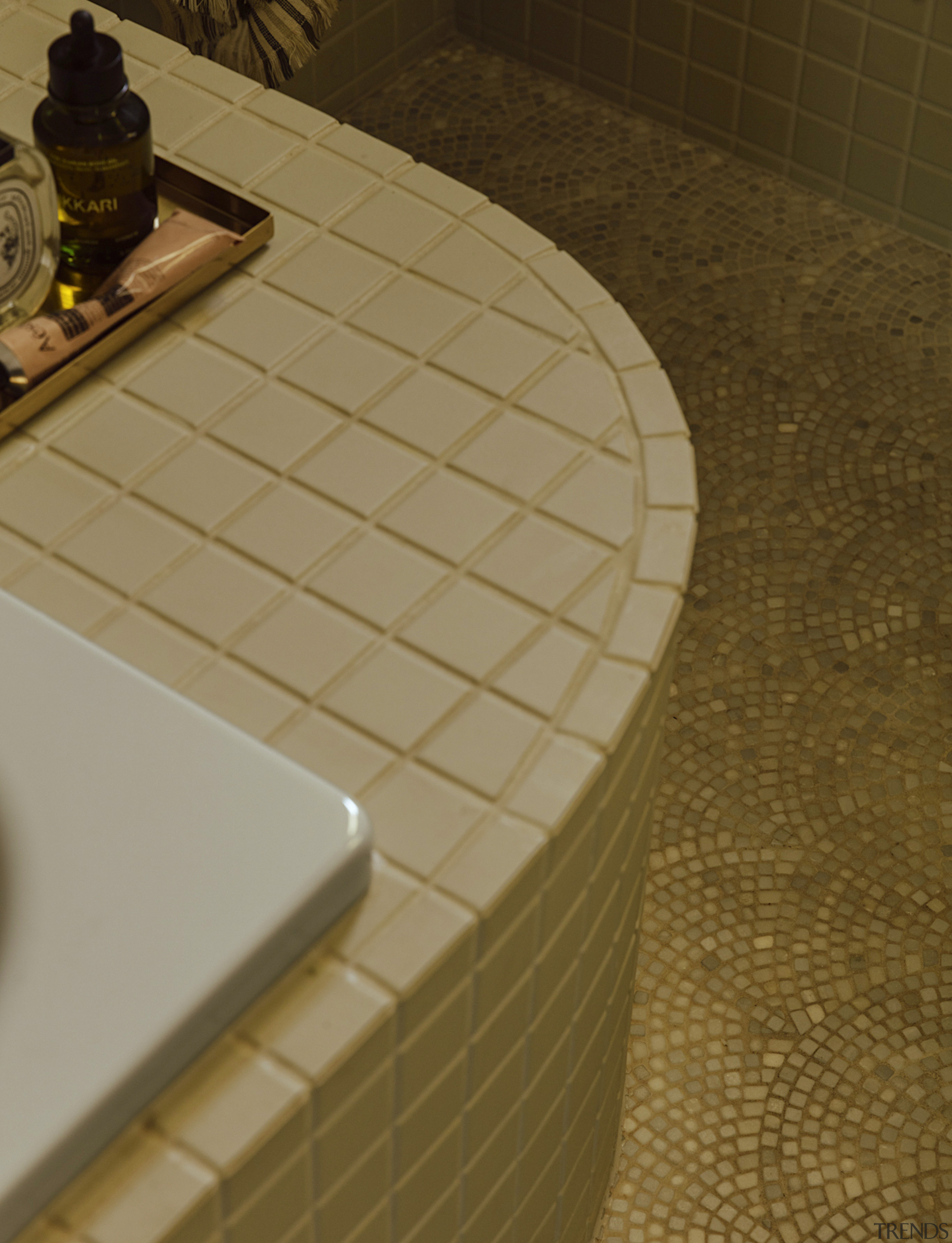 Rounded finish supports the Art Deco style and 