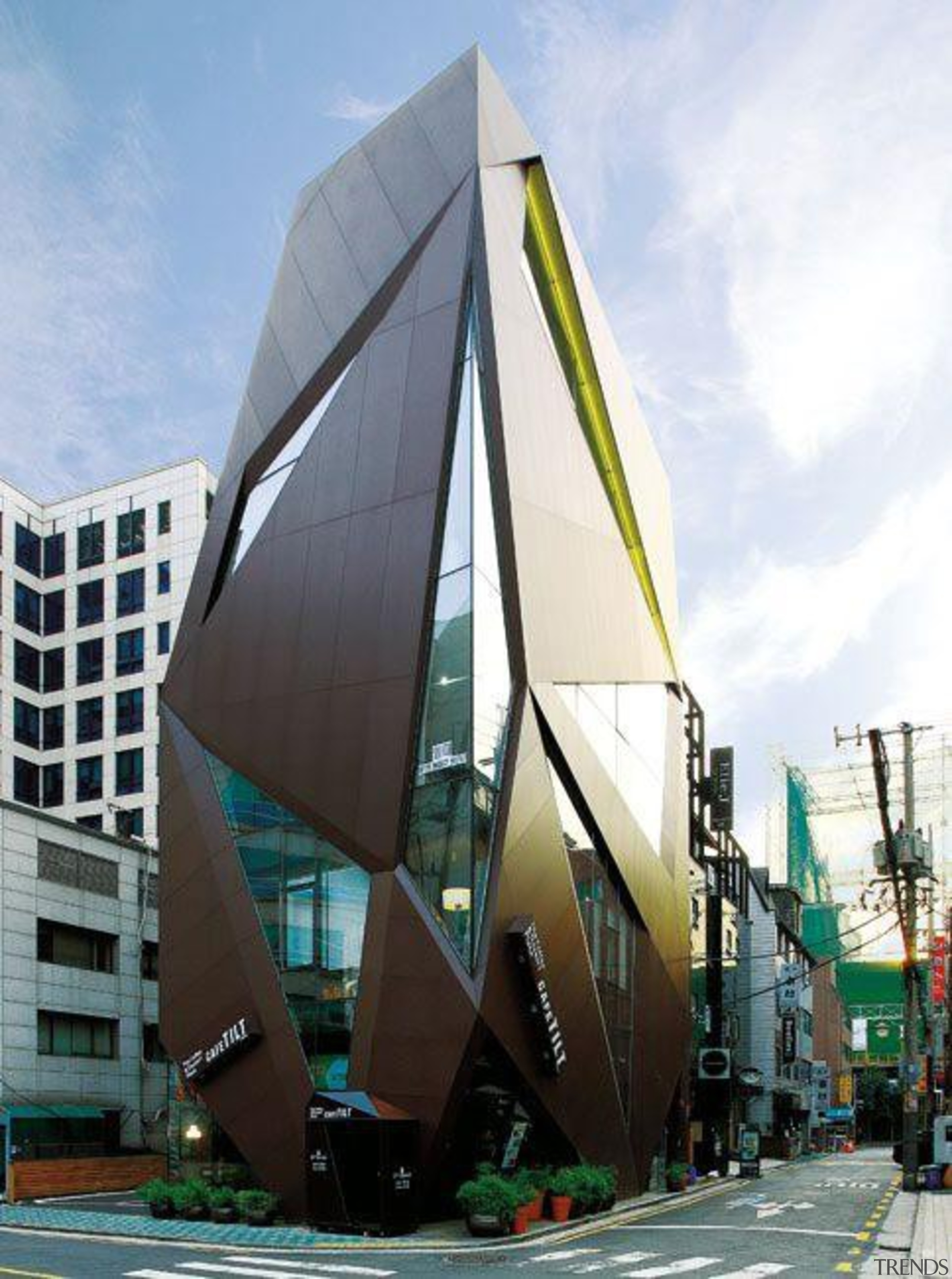 Laminam - Thin ceramic tiles for floors, walls architecture, building, facade, sail, vehicle, white