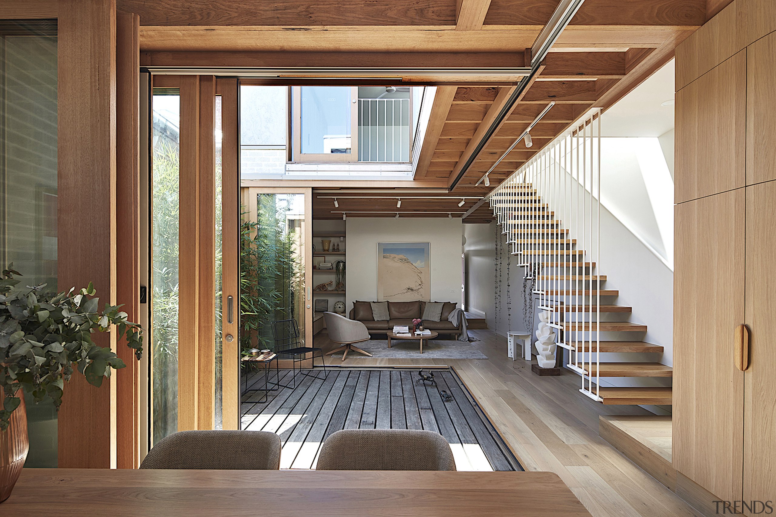 Kitchen to courtyard to living. - The case 