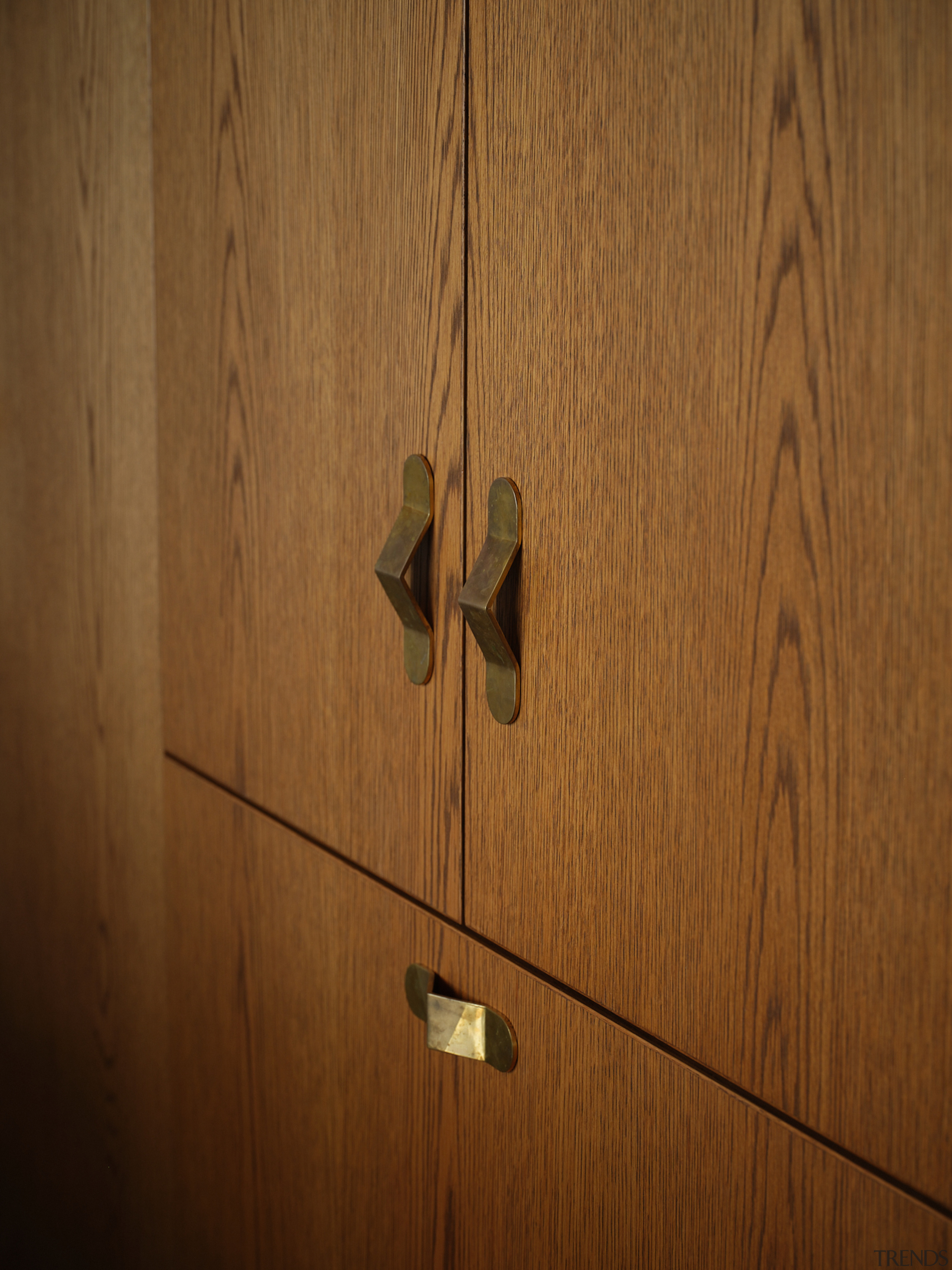 Individualistic brass cabinetry handles. - Contrast & character 