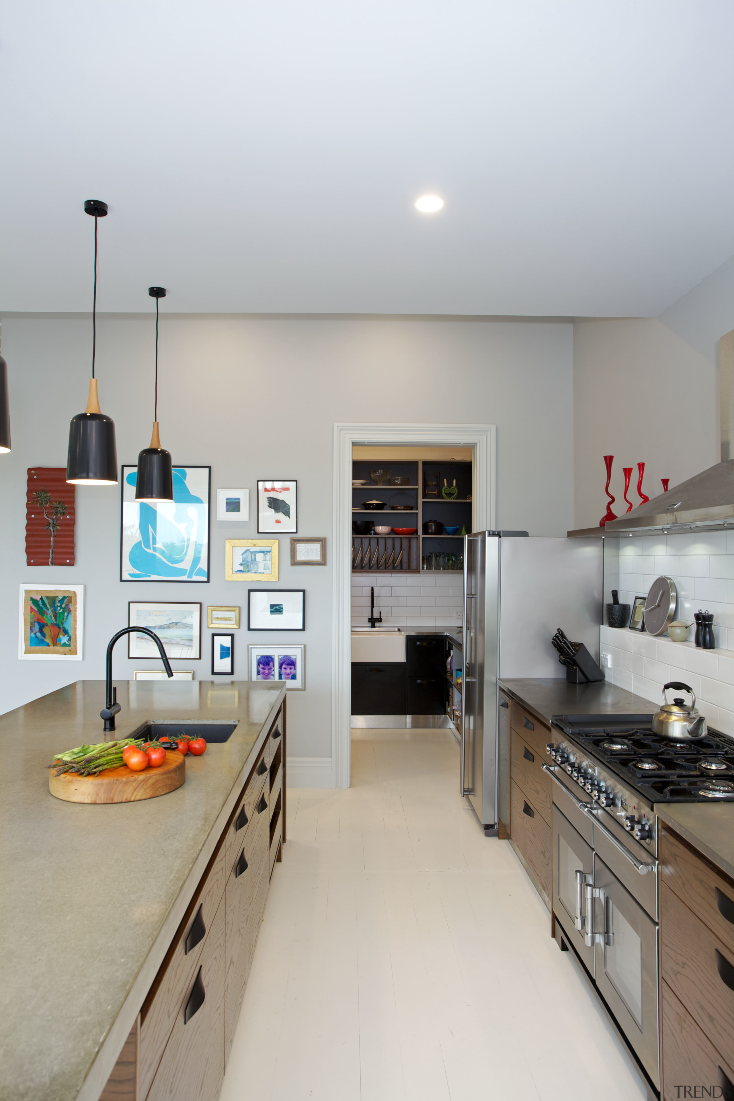 A tight work triangle between refrigerator, oven and countertop, cuisine classique, interior design, kitchen, room, gray