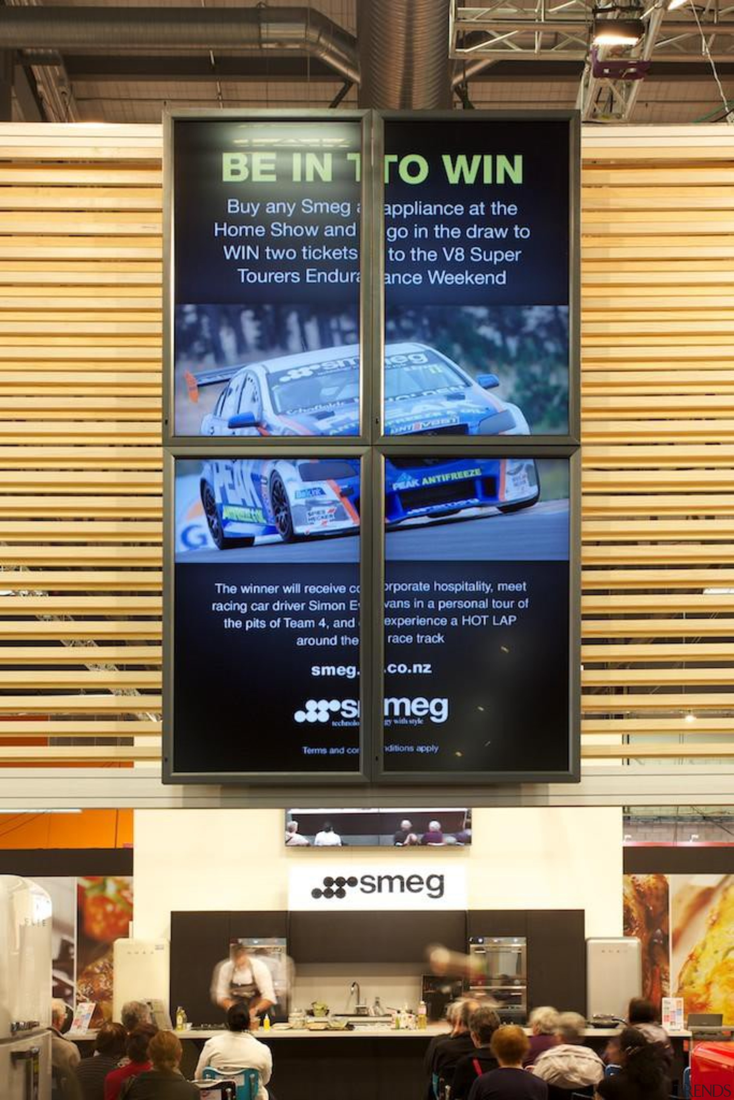 T2 video production team produced a series of advertising, orange