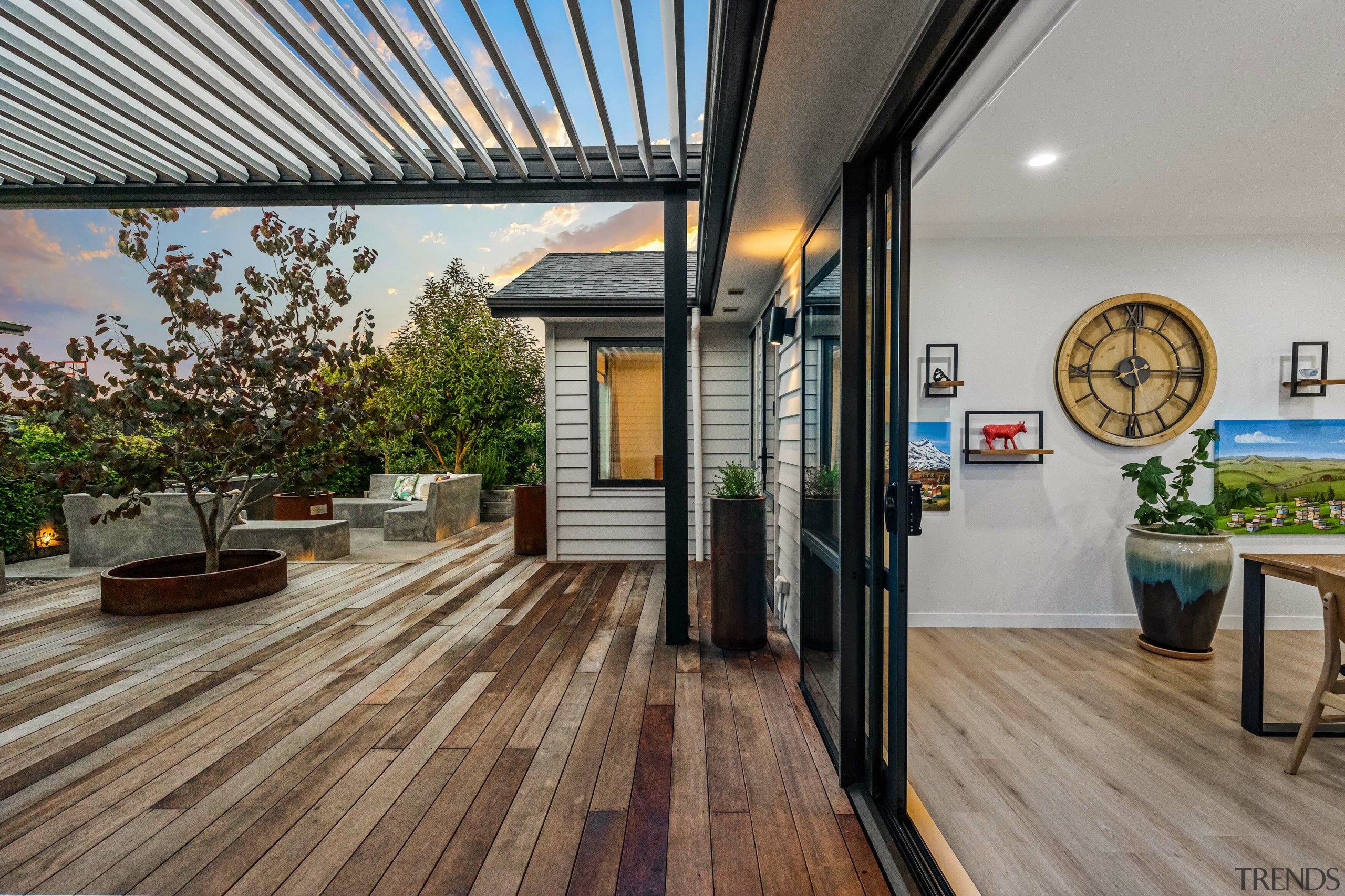 Indoor-outdoor relaxation. - Unfolding in moments - 