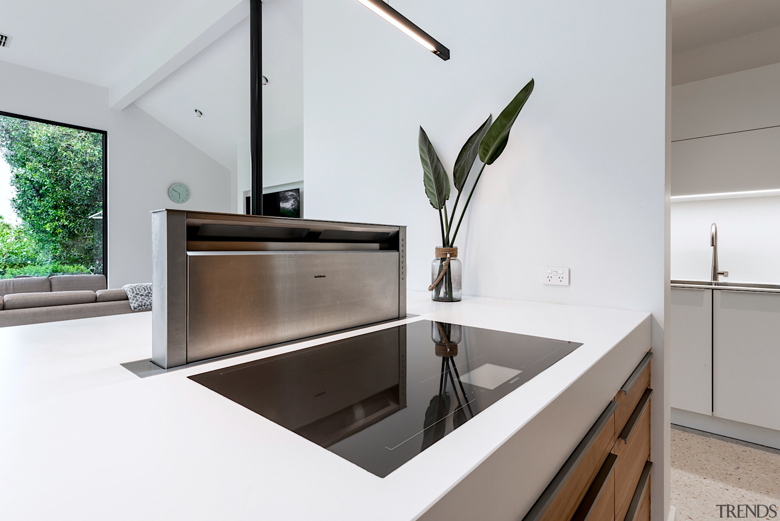 The combination of pop-up ventilation and induction hob 