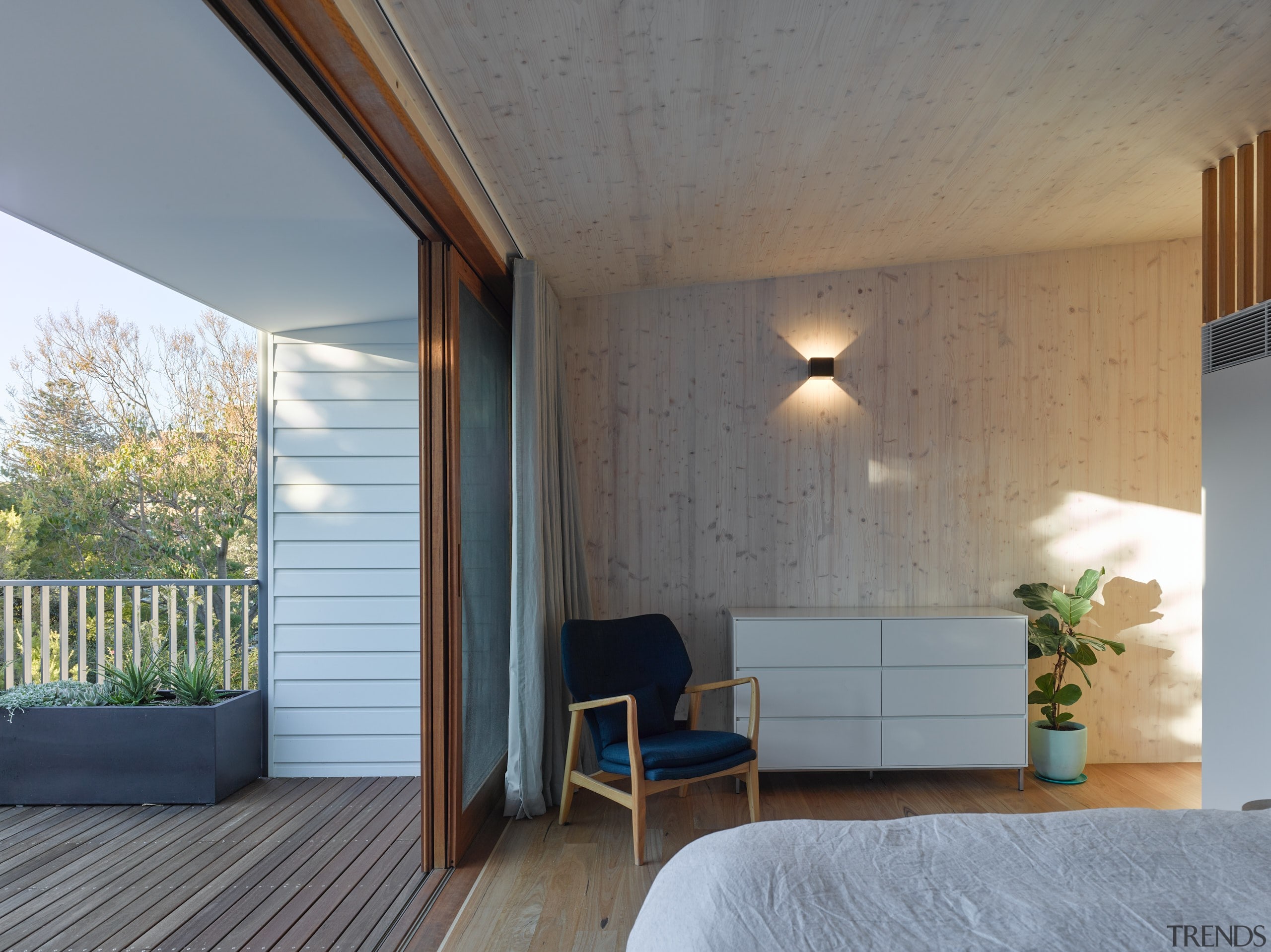 The upper-floor extension hosts the entry, main bedroom, 