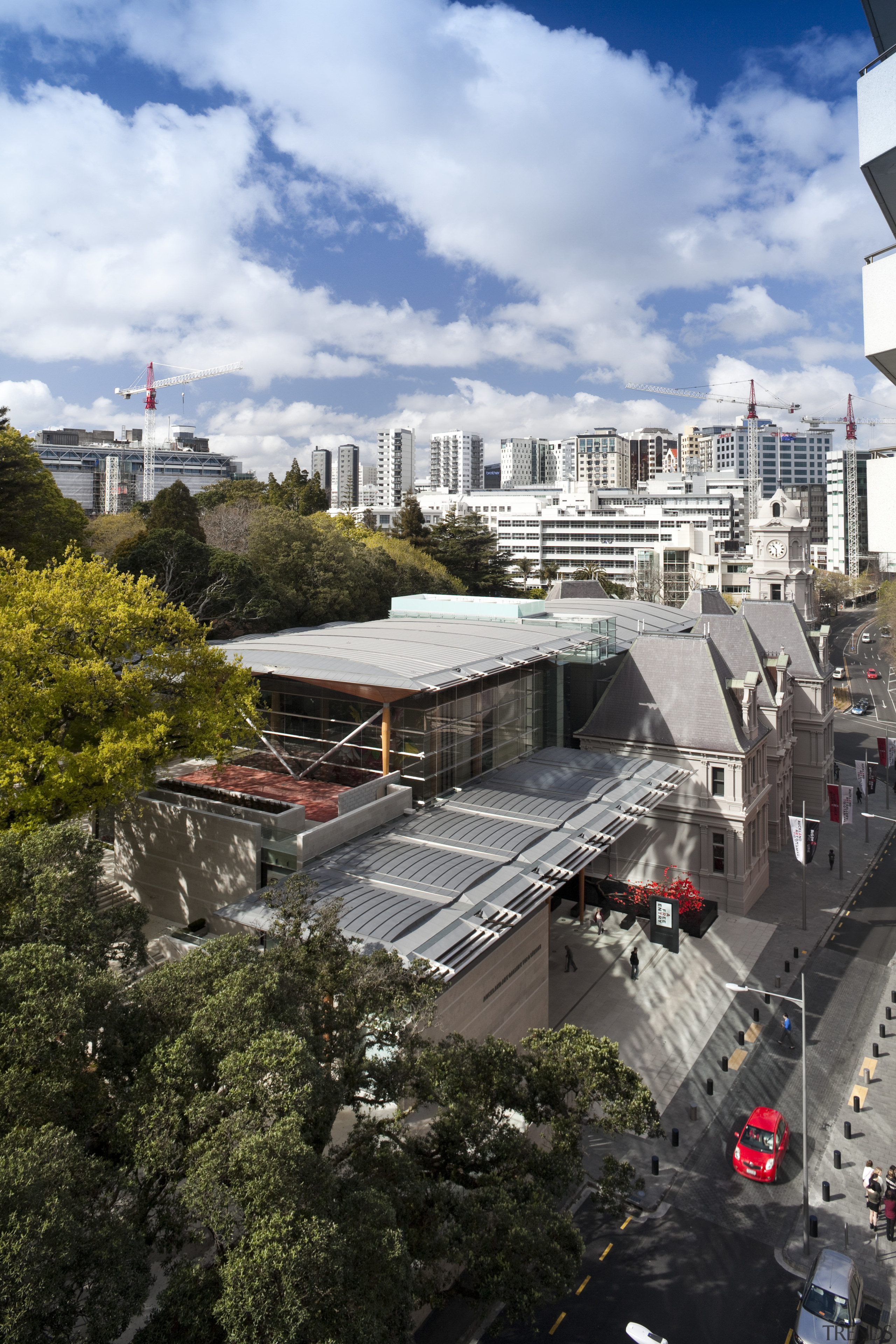 Here is a view of the Auckland Art architecture, building, city, house, metropolis, metropolitan area, mixed use, neighbourhood, real estate, residential area, roof, sky, suburb, town, transport, tree, urban area, black, white