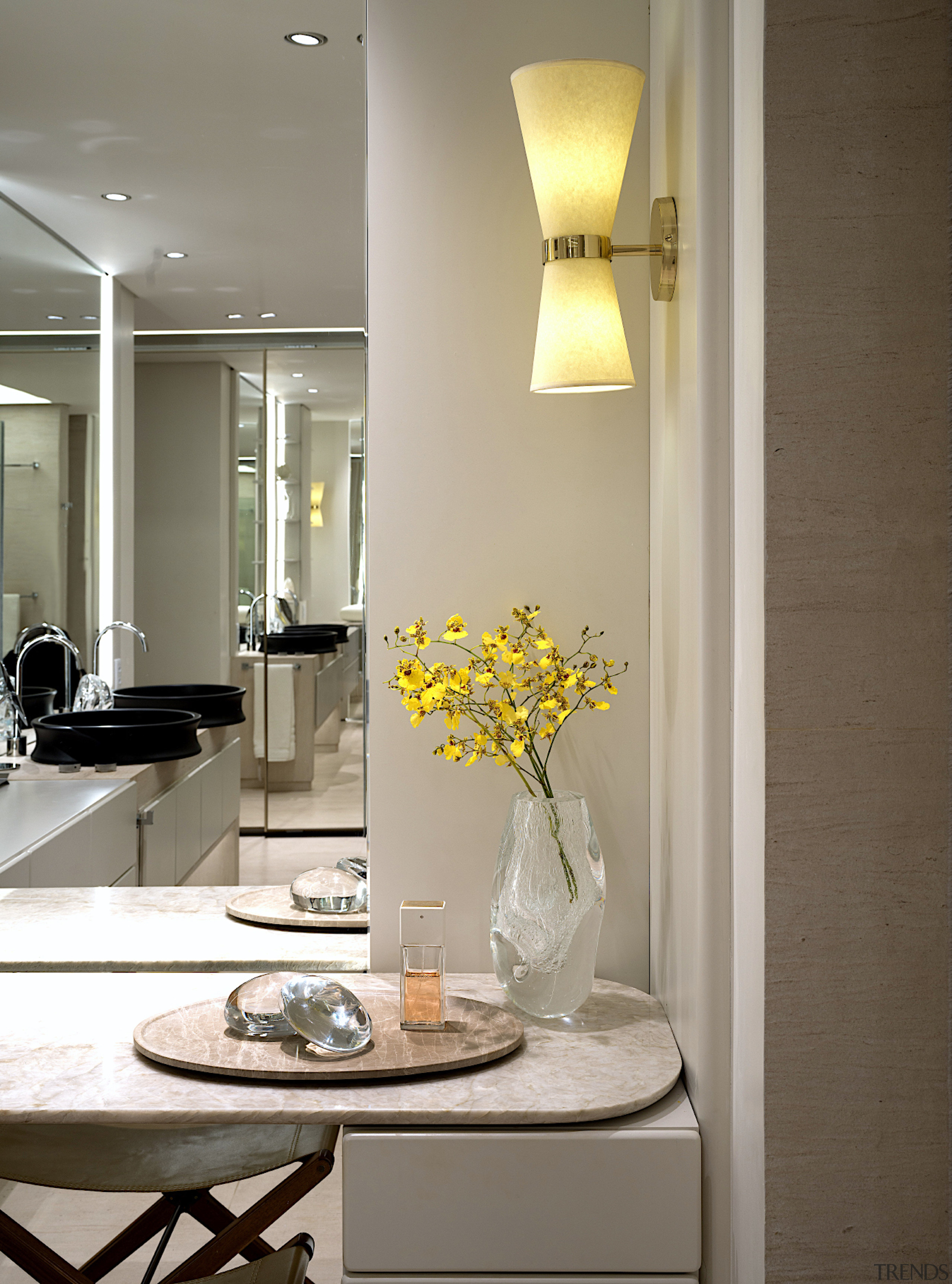 Make-up table with elegant sconce. - Visual grace 