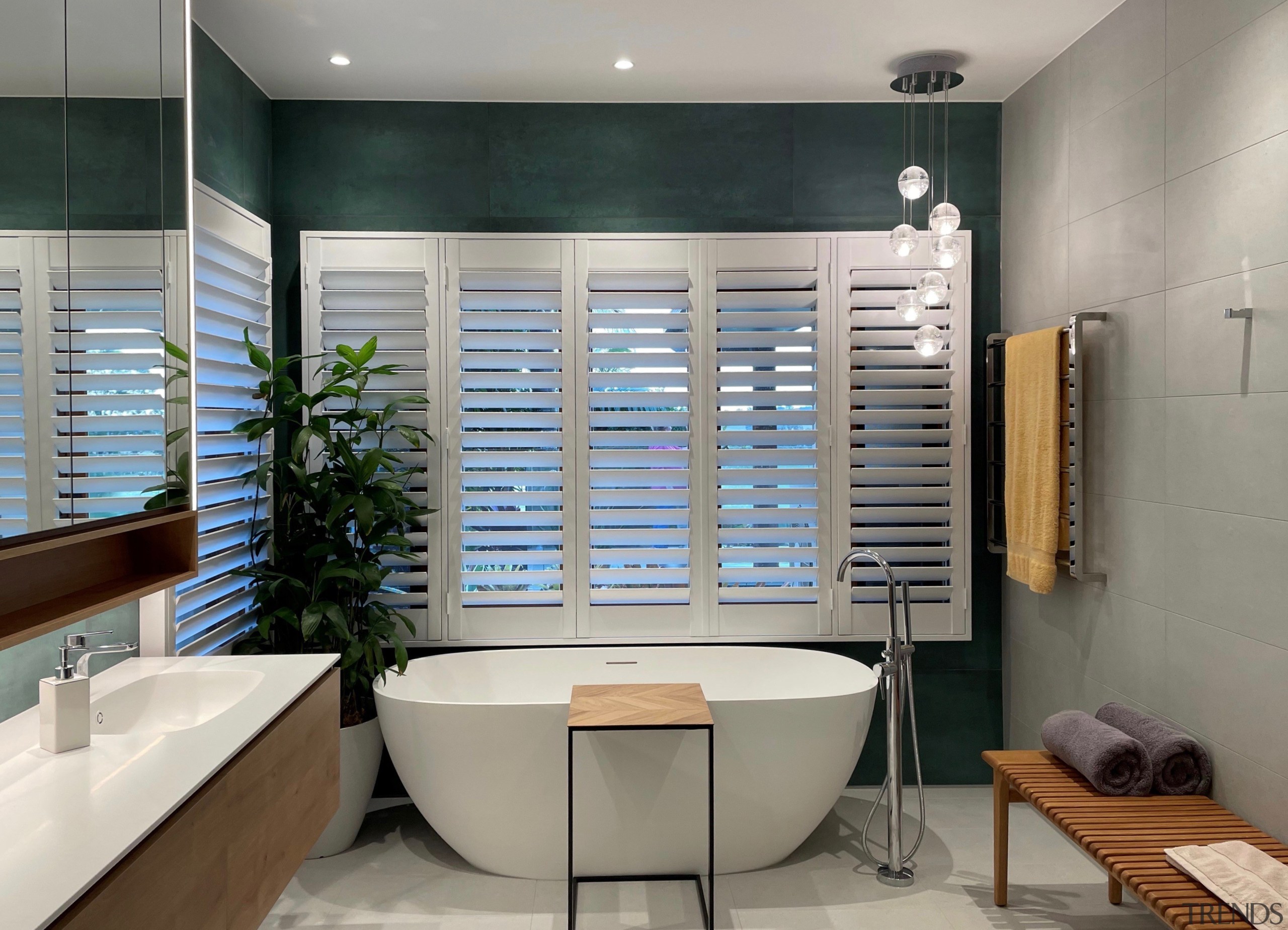 A large 1980s ensuite in desperate need of 