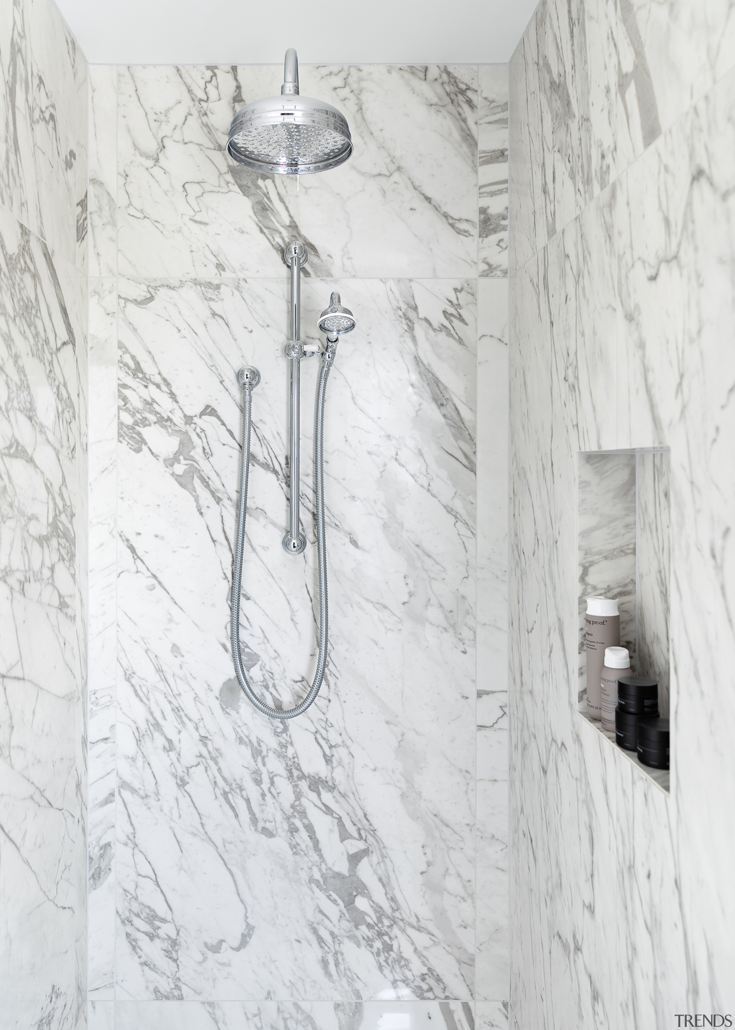 The large shower is finished in extra-large Carrara-look 