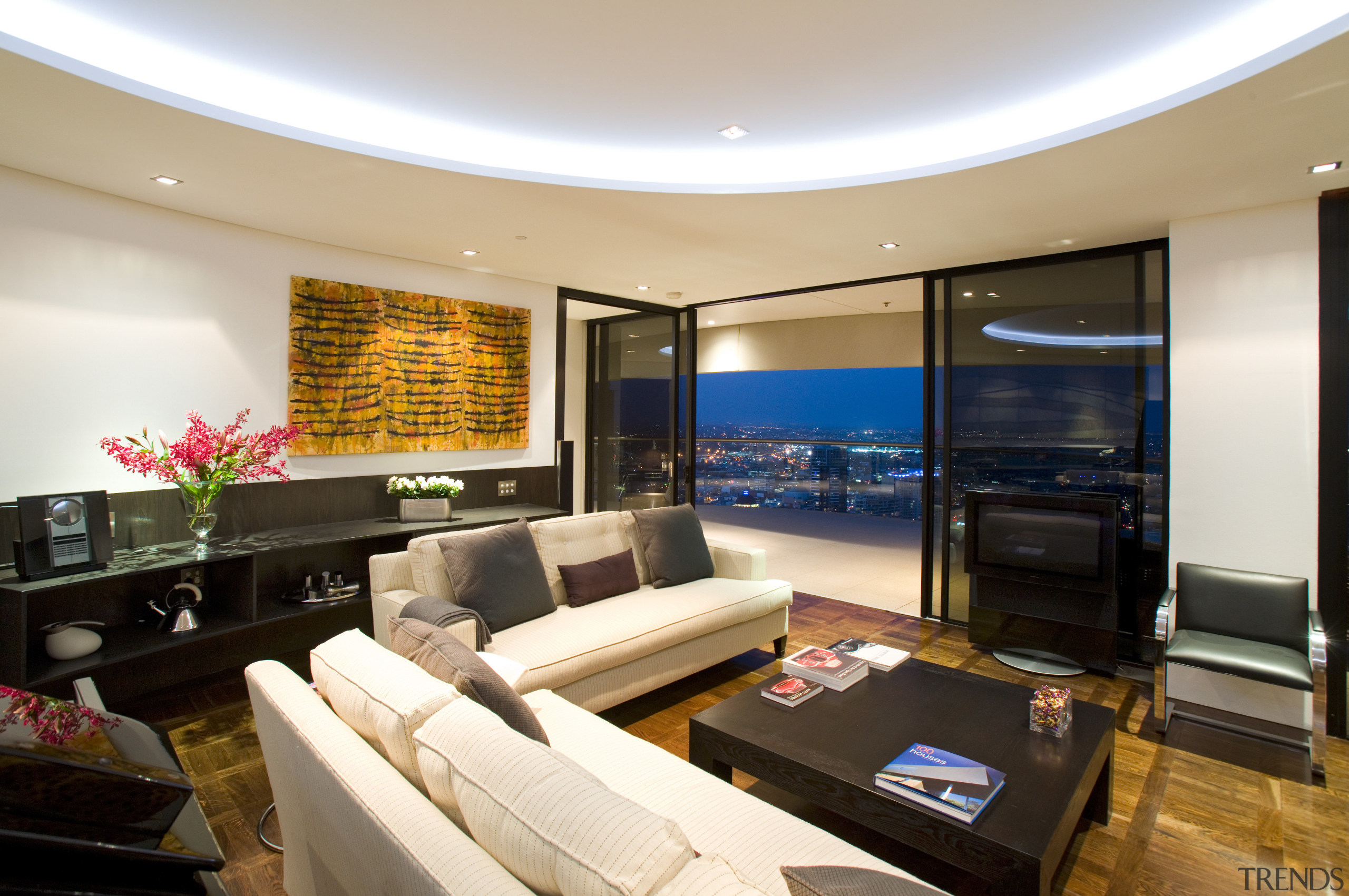 To open the interior and bathe it in ceiling, interior design, living room, real estate, room, white