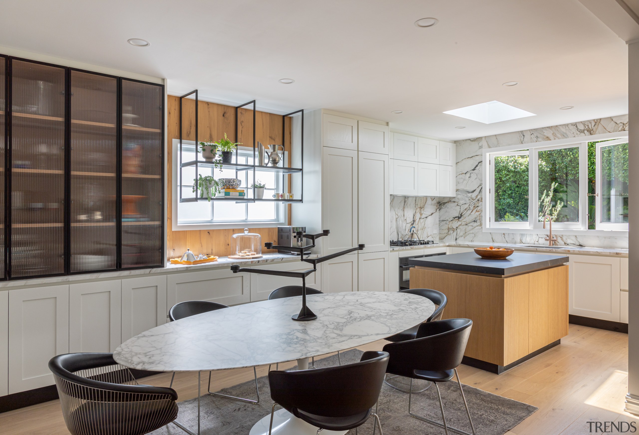 The sintered marble splashback finish is continued on 