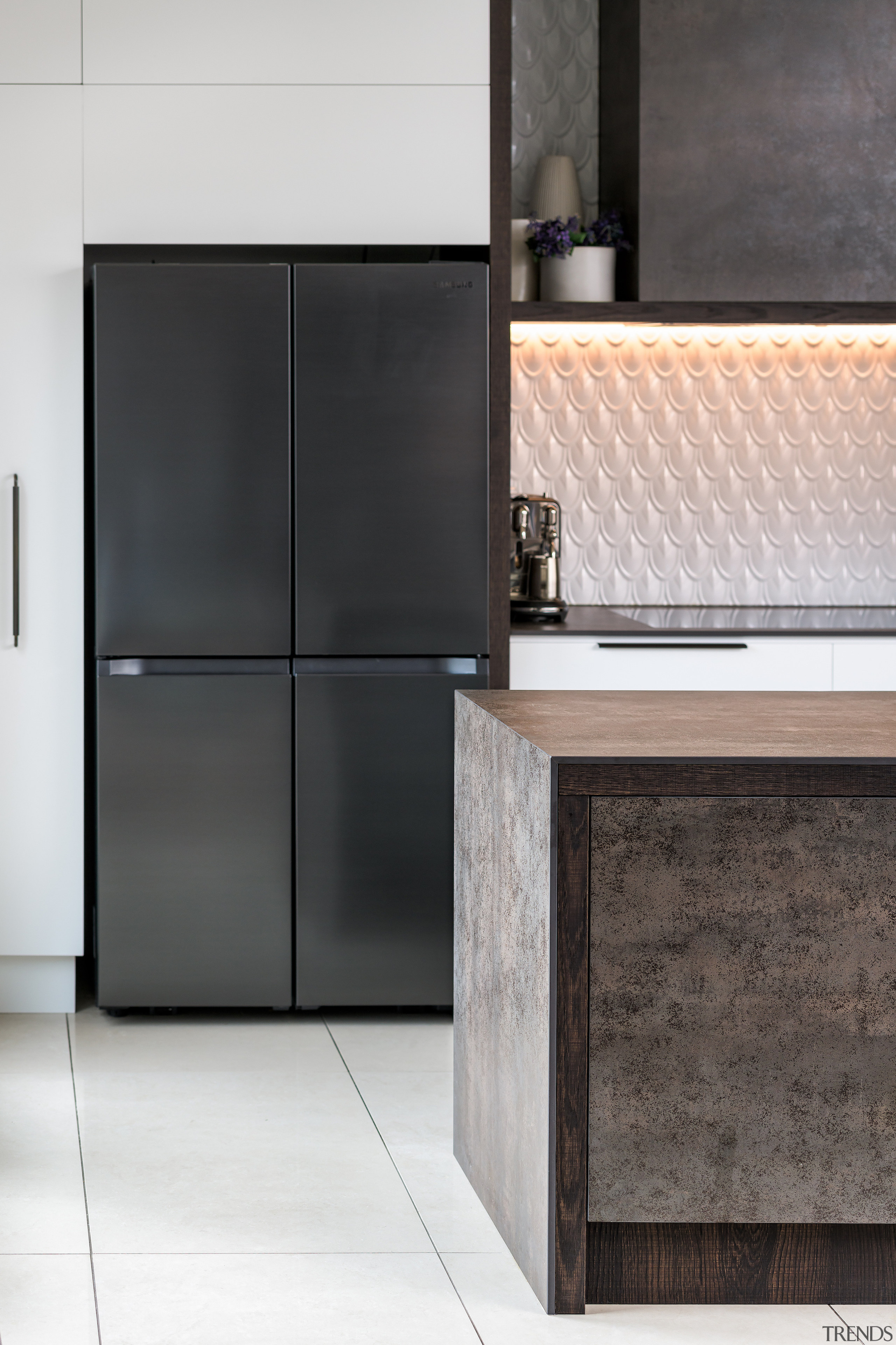 Texture meets texture in the easy-on-the-eye kitchen. 