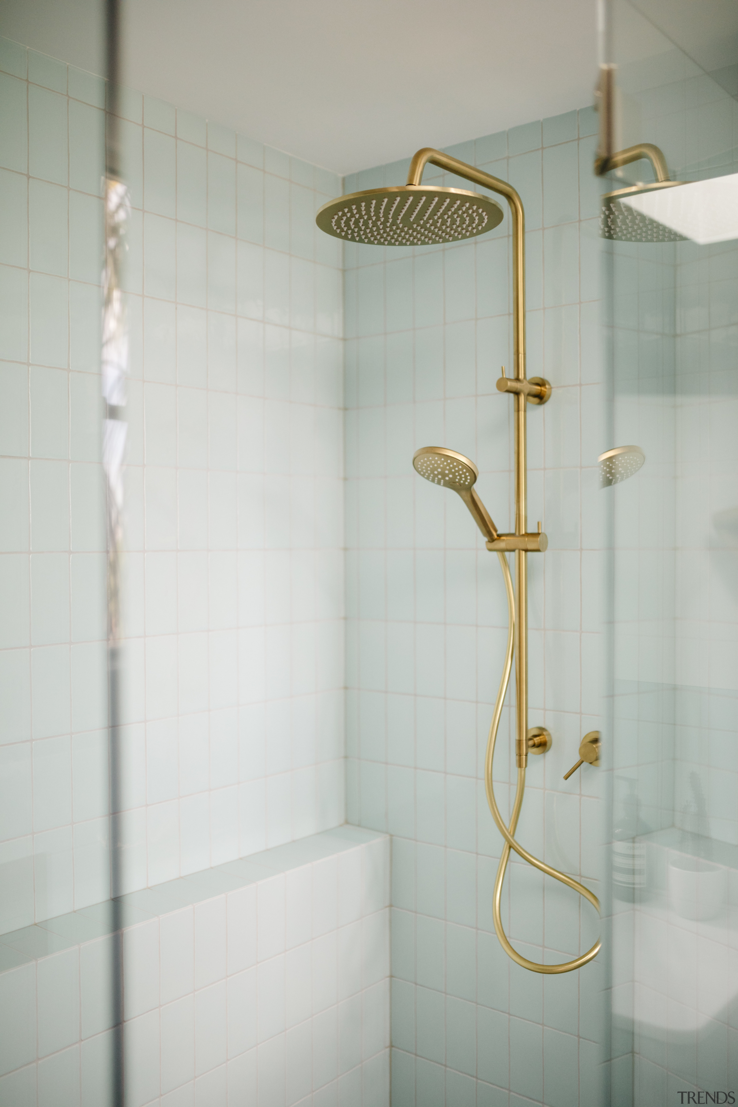 Tiled shower complete with soap shelf. - Calm 