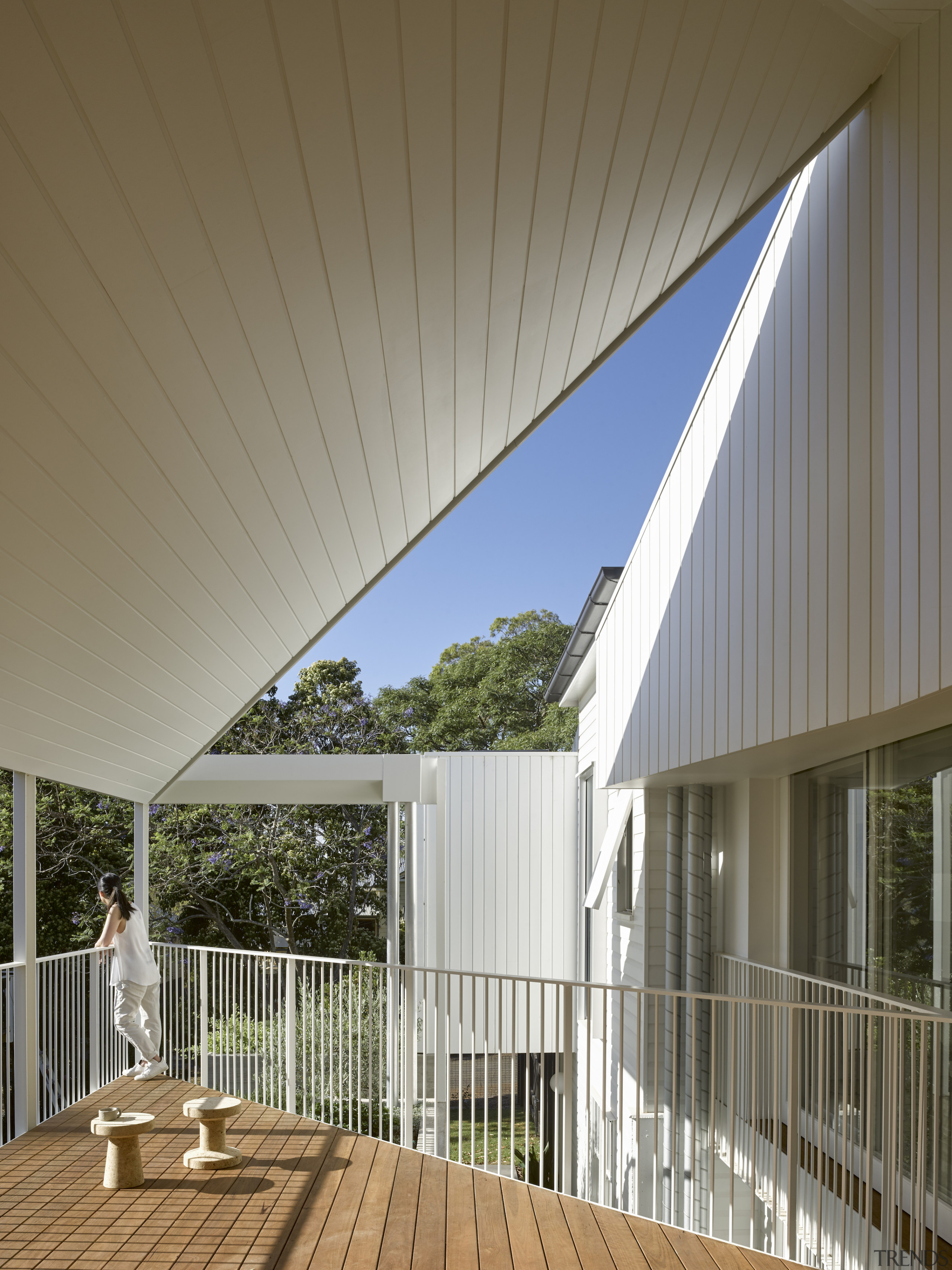 Contemporary architectural features coexist with the classic Queenslander 