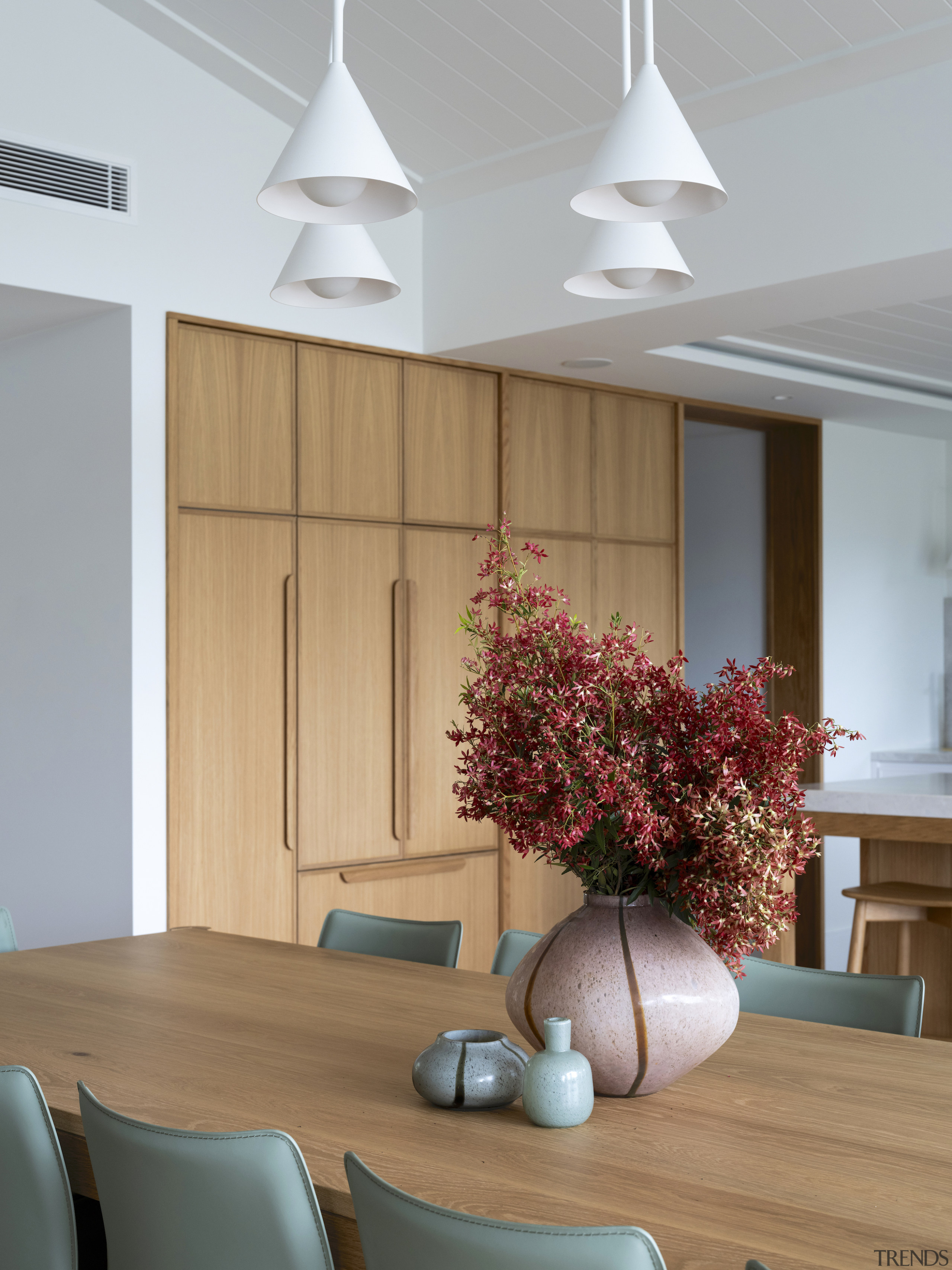 The dining table pendant lighting adds to the 